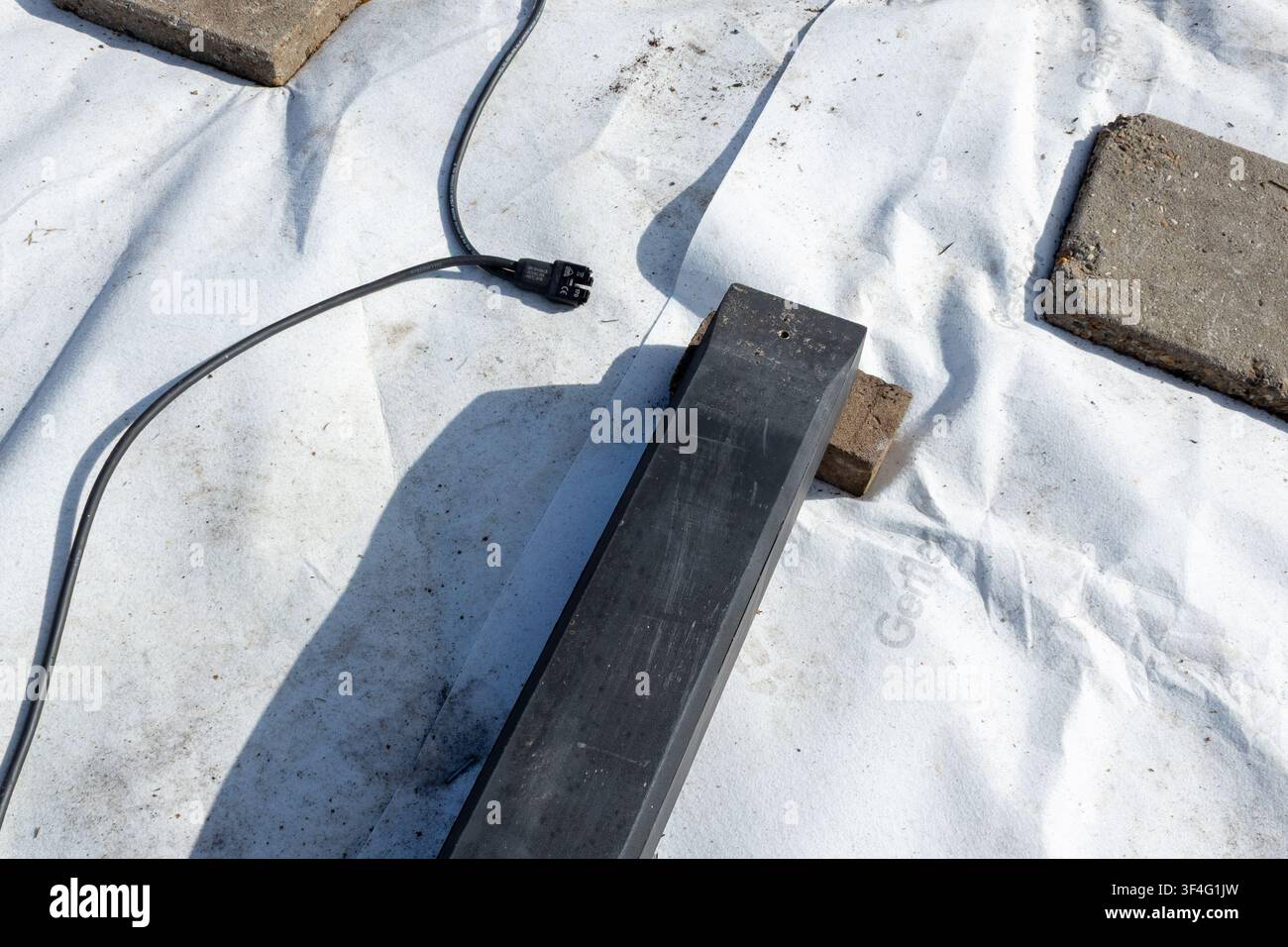 Primo piano del tessuto barriera alle erbacce e dei connettori Foto 6 di 16 Foto Stock