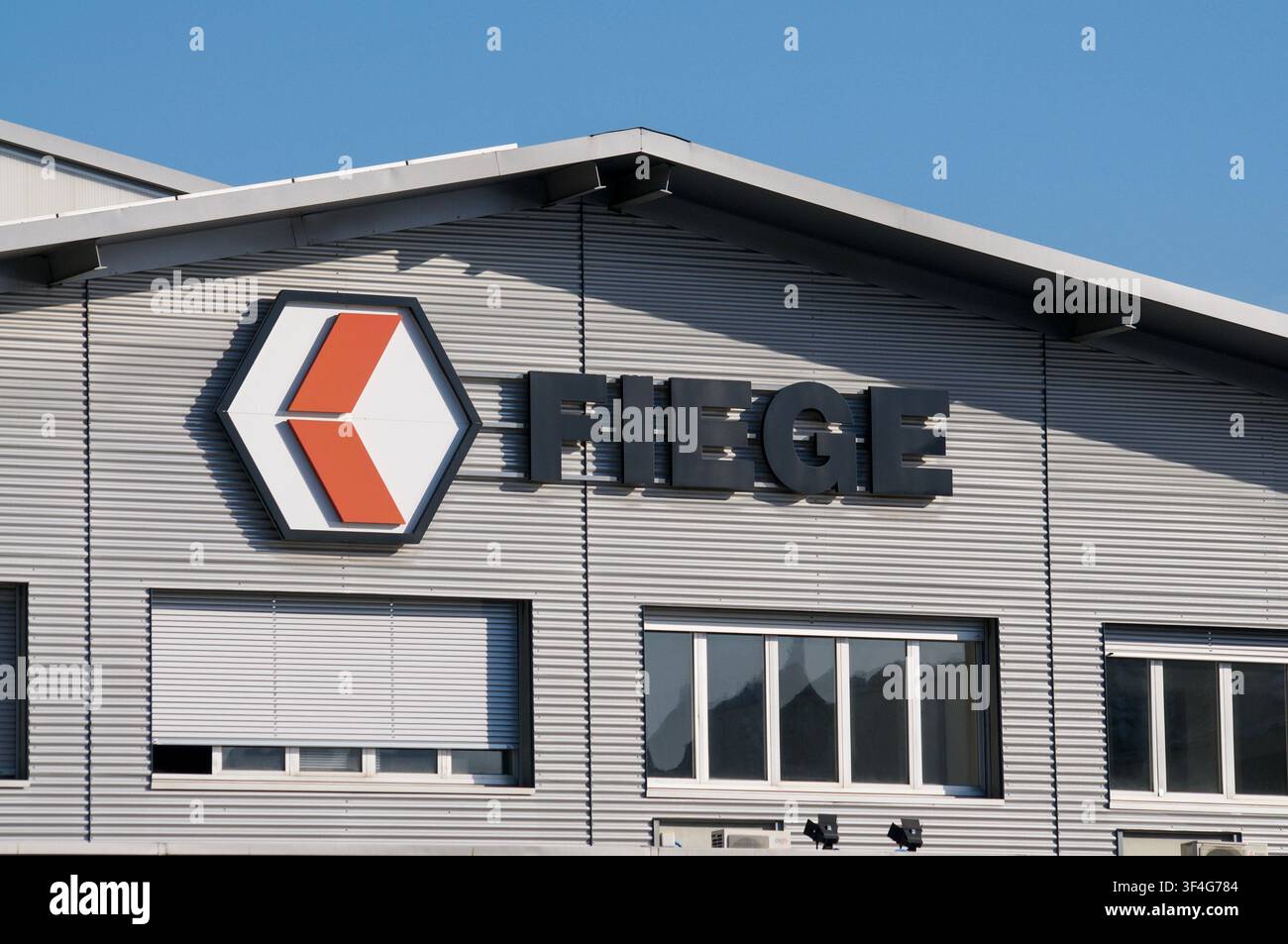 Balerna, Ticino, Svizzera – 17 giugno 2026: Vista ad angolazione bassa del cartello ufficiale con il logo Fiege Logistics montato sulla facciata di un magazzino logistico Foto Stock