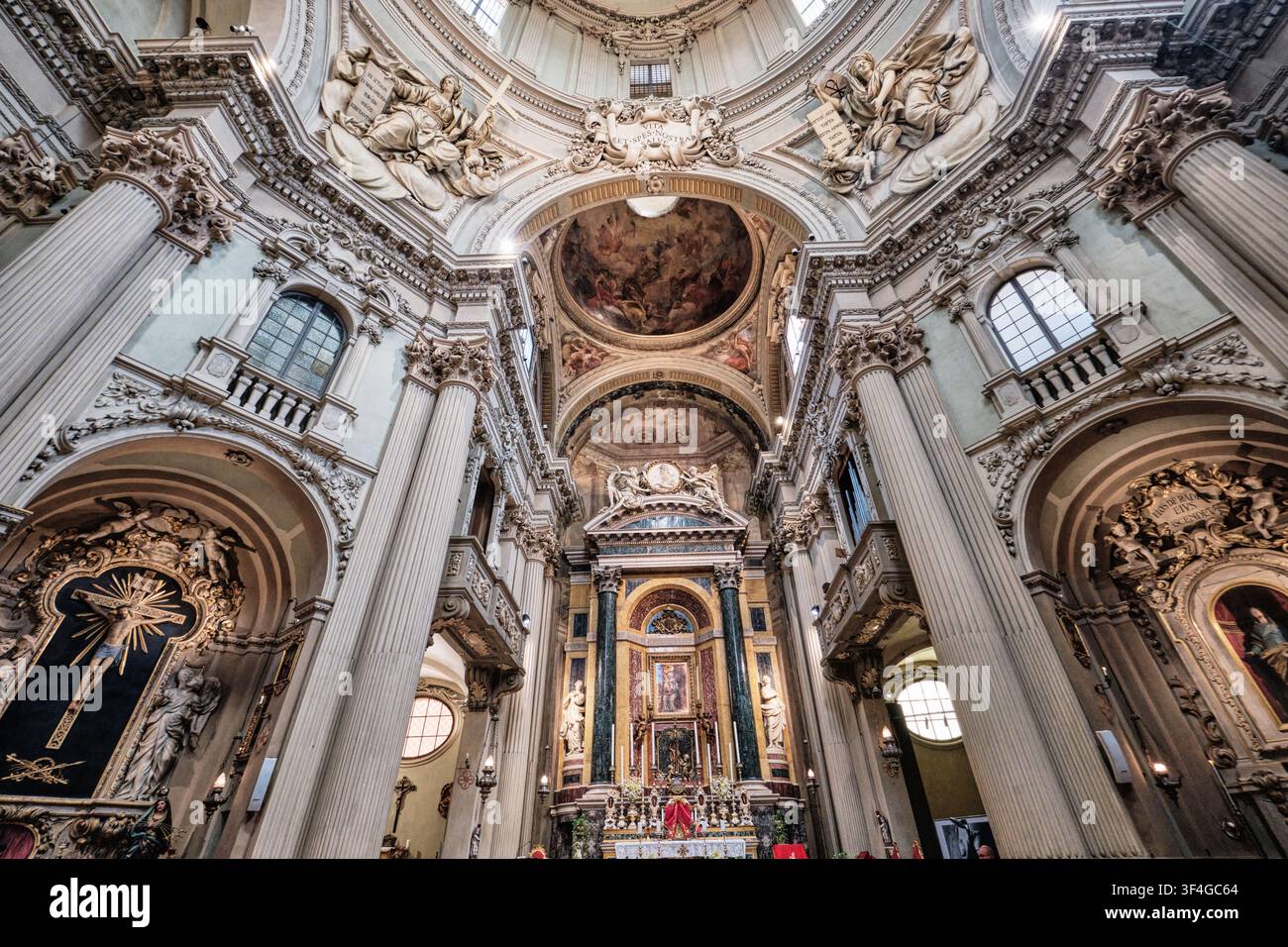 Bologna, Italia – Maggio 2026: Vista grandangolare dell’altare maggiore barocco ornato e dell’architettura interna del Santuario di Santa Maria della Vita Foto Stock