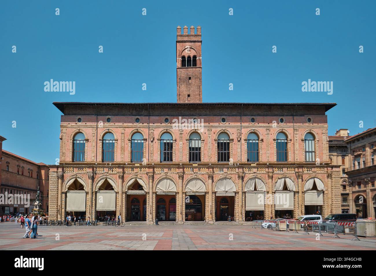 Bologna, Italia - Maggio 2026: Vista frontale simmetrica di Palazzo del Podesta e Torre dell Arengario in Piazza Maggiore Foto Stock