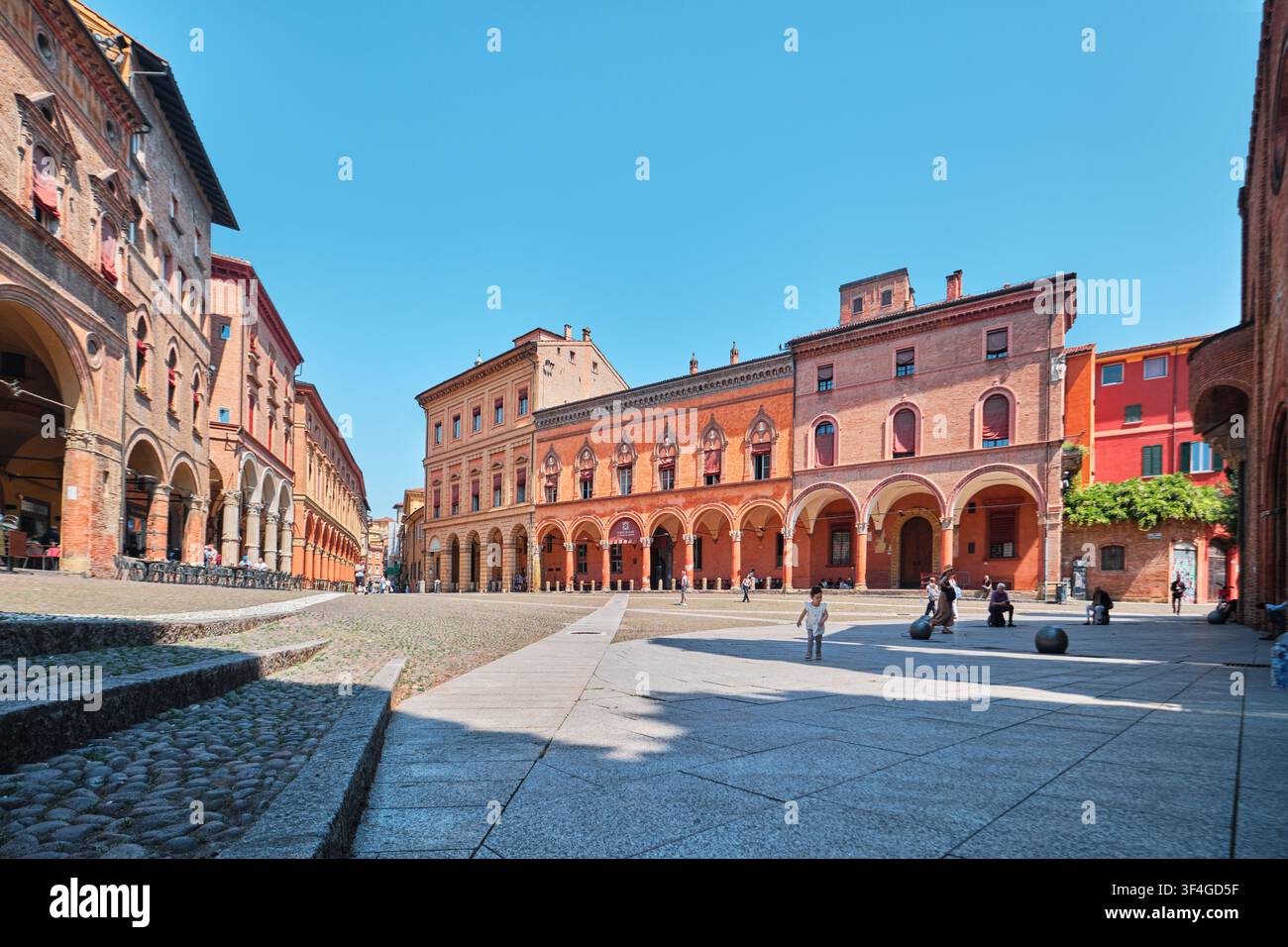 Bologna, Italia - Maggio 2026: Vista prospettica grandangolare della storica Piazza Santo Stefano e dei portici circostanti Foto Stock