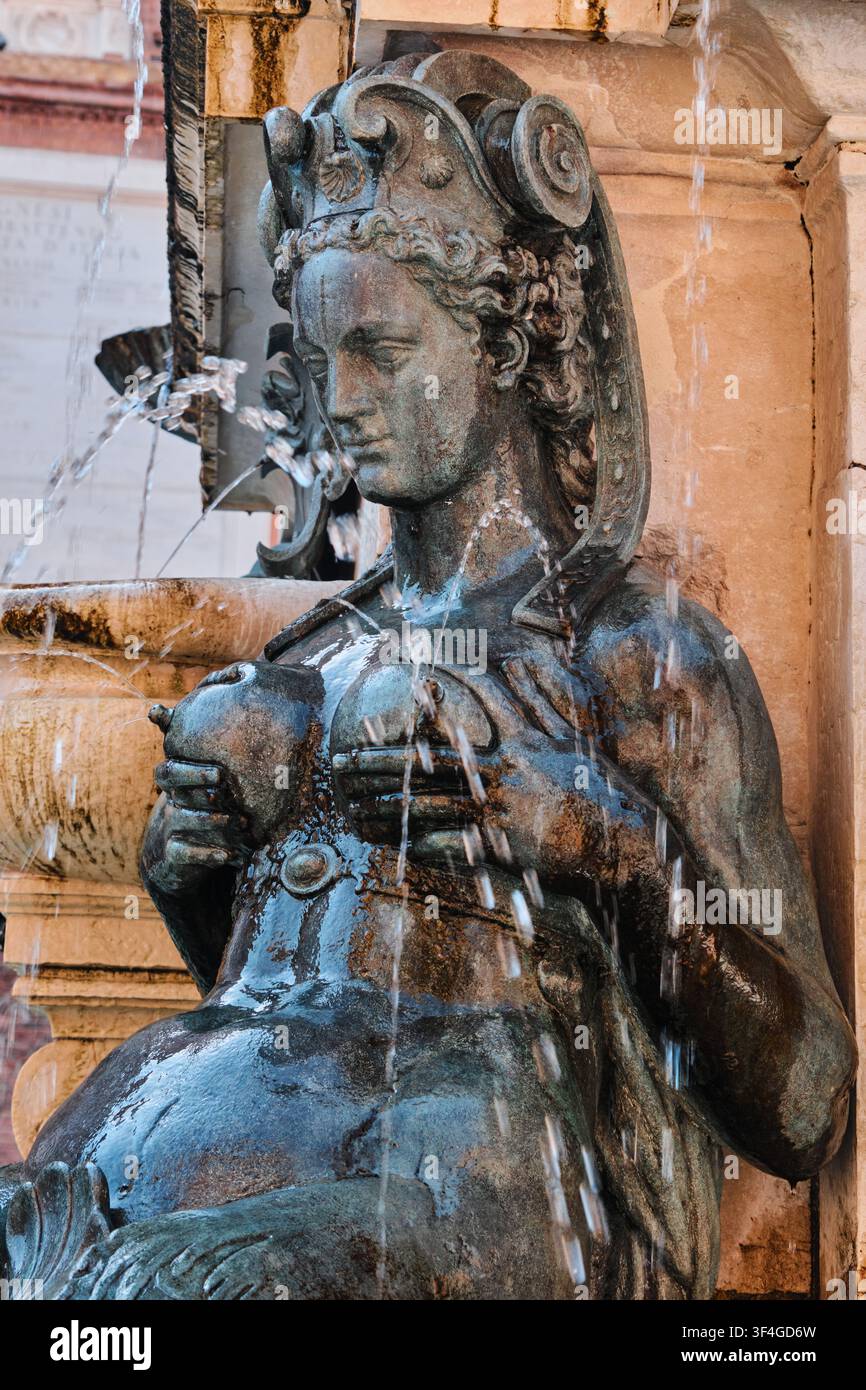 Bologna, Italia - Maggio 2026: Vista ravvicinata della figura di nereide in bronzo che spruzza acqua sulla Fontana del Nettuno Foto Stock