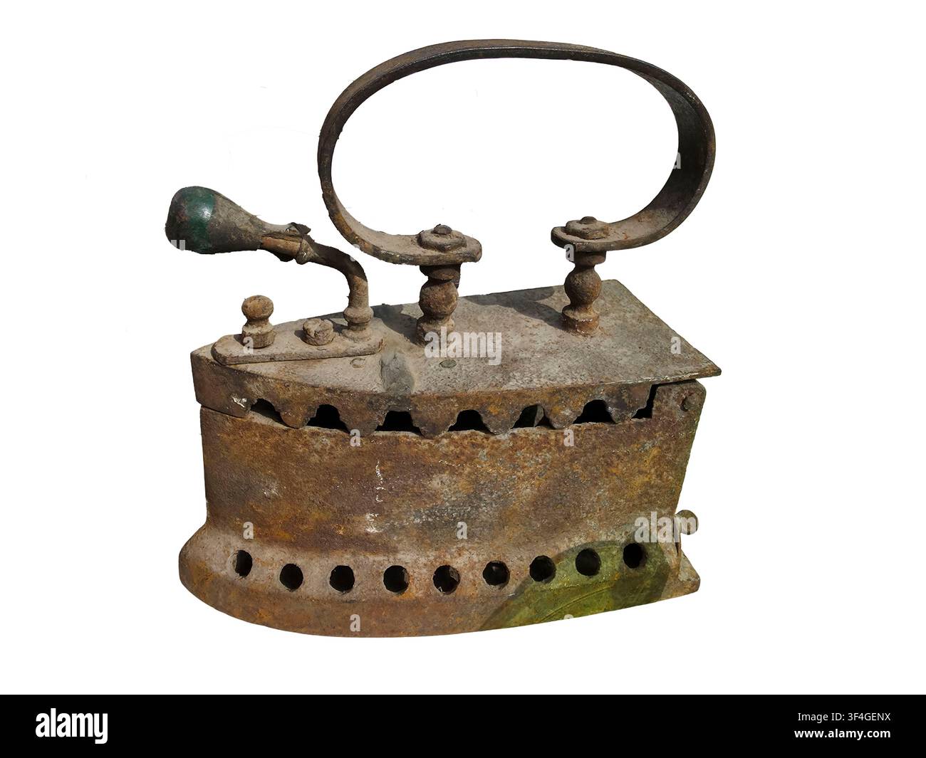 Questo oggetto è un ferro da stiro a carbone antico che mostra segni di ruggine sulla sua superficie. È posizionato su uno sfondo bianco semplice e non ha visibl Foto Stock