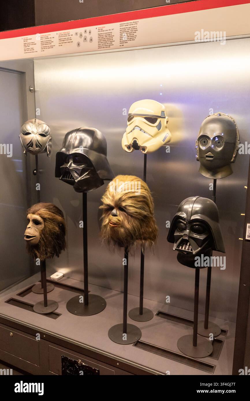 Torino, Italia - 7 gennaio 2026: Gli oggetti di scena originali di Star Wars, tra cui il casco di Dart Fener, sono esposti all'interno della Mole Antonelliana al Nat Foto Stock