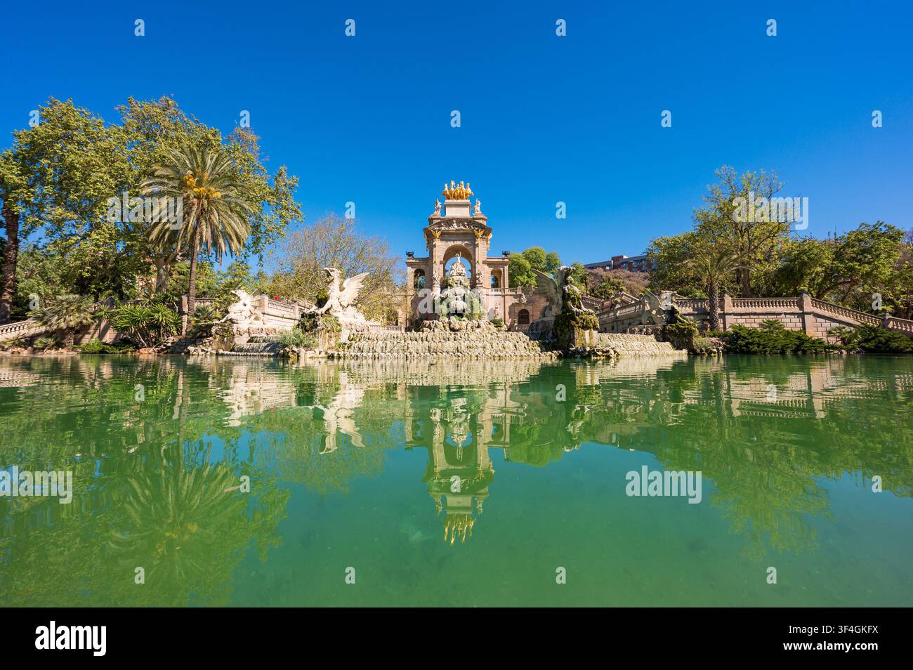 Stagno e monumento nel parco Ciutadella a Barcellona, Spagna Foto Stock