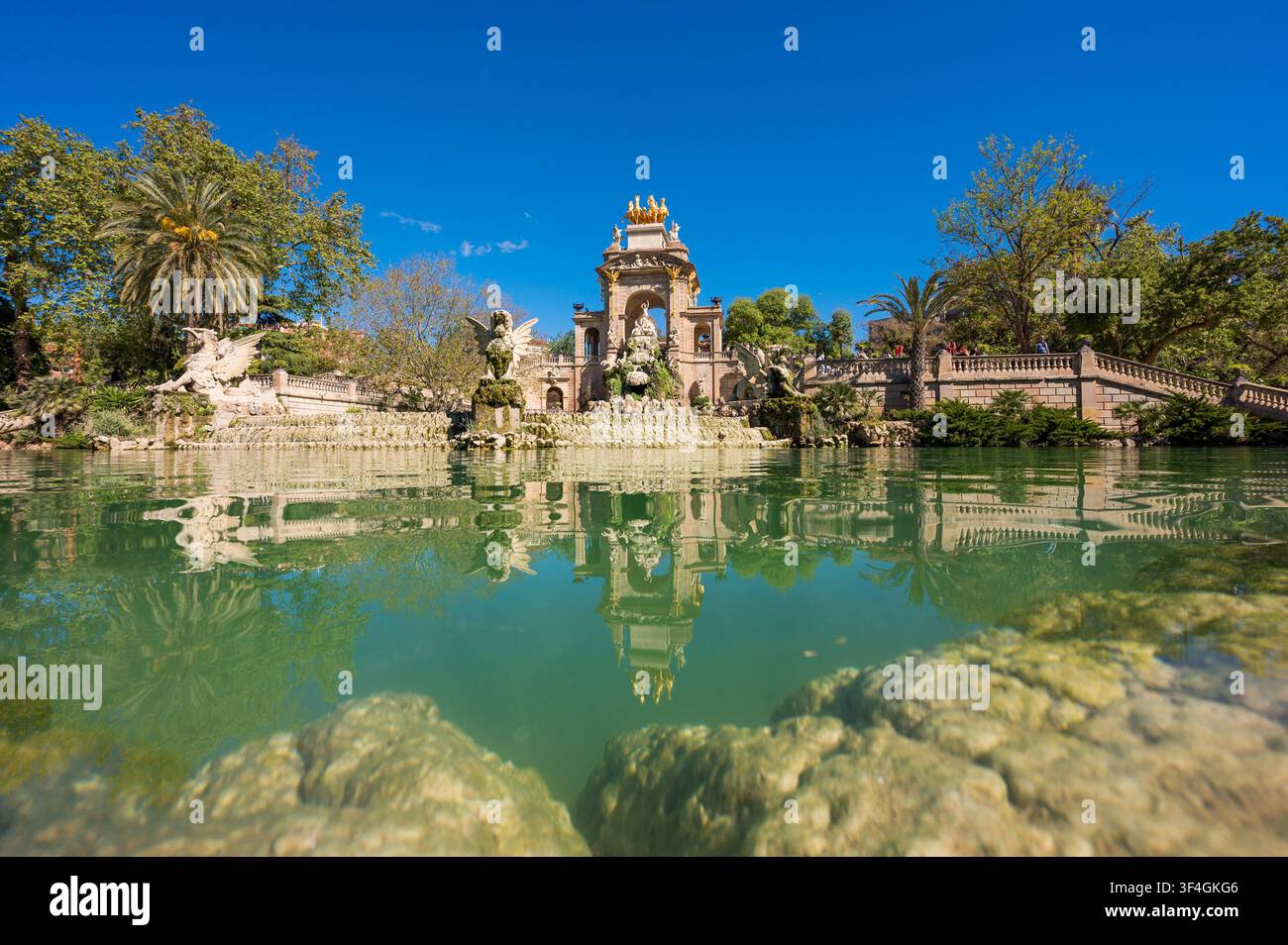 Stagno e monumento nel parco Ciutadella a Barcellona, Spagna Foto Stock