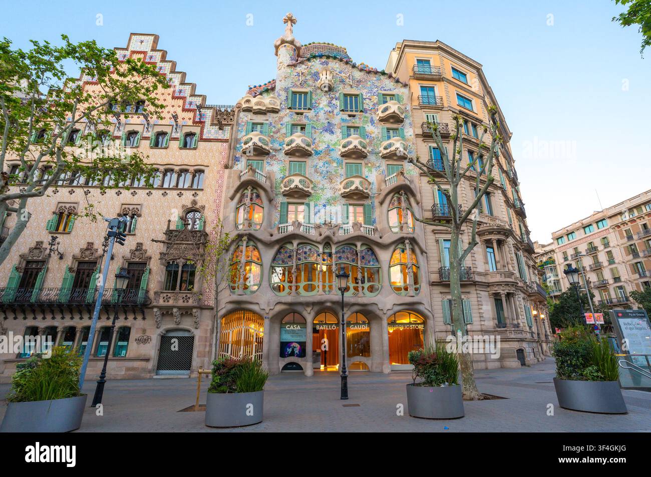 Barcellona, Spagna - 15 aprile 2026: Casa Batlló, precedentemente chiamata Casa delle Ossa, un edificio nel centro della città, progettato da Antoni Gaudí. Foto Stock