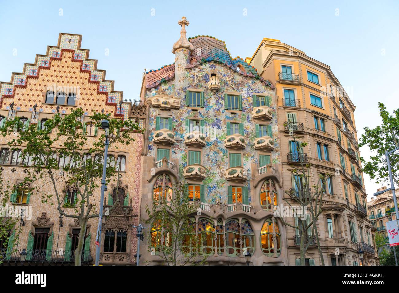 Barcellona, Spagna - 15 aprile 2026: Casa Batlló, precedentemente chiamata Casa delle Ossa, un edificio nel centro della città, progettato da Antoni Gaudí. Foto Stock