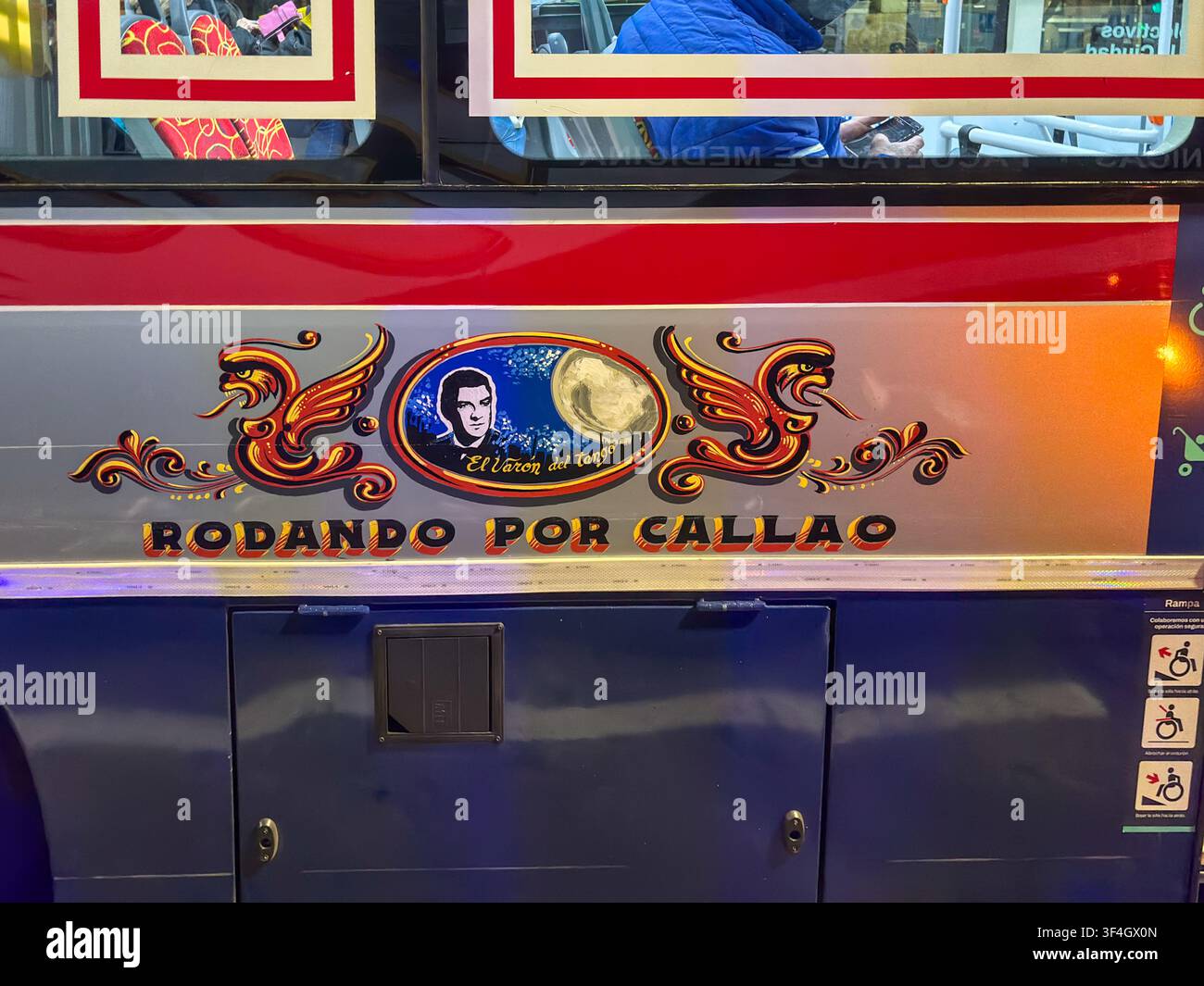 Vista editoriale dettagliata di pittura decorativa Fileteado Porteño con opere di Julio Sosa e testi di tango su un autobus della città di Buenos Aires, Argentina. Foto Stock