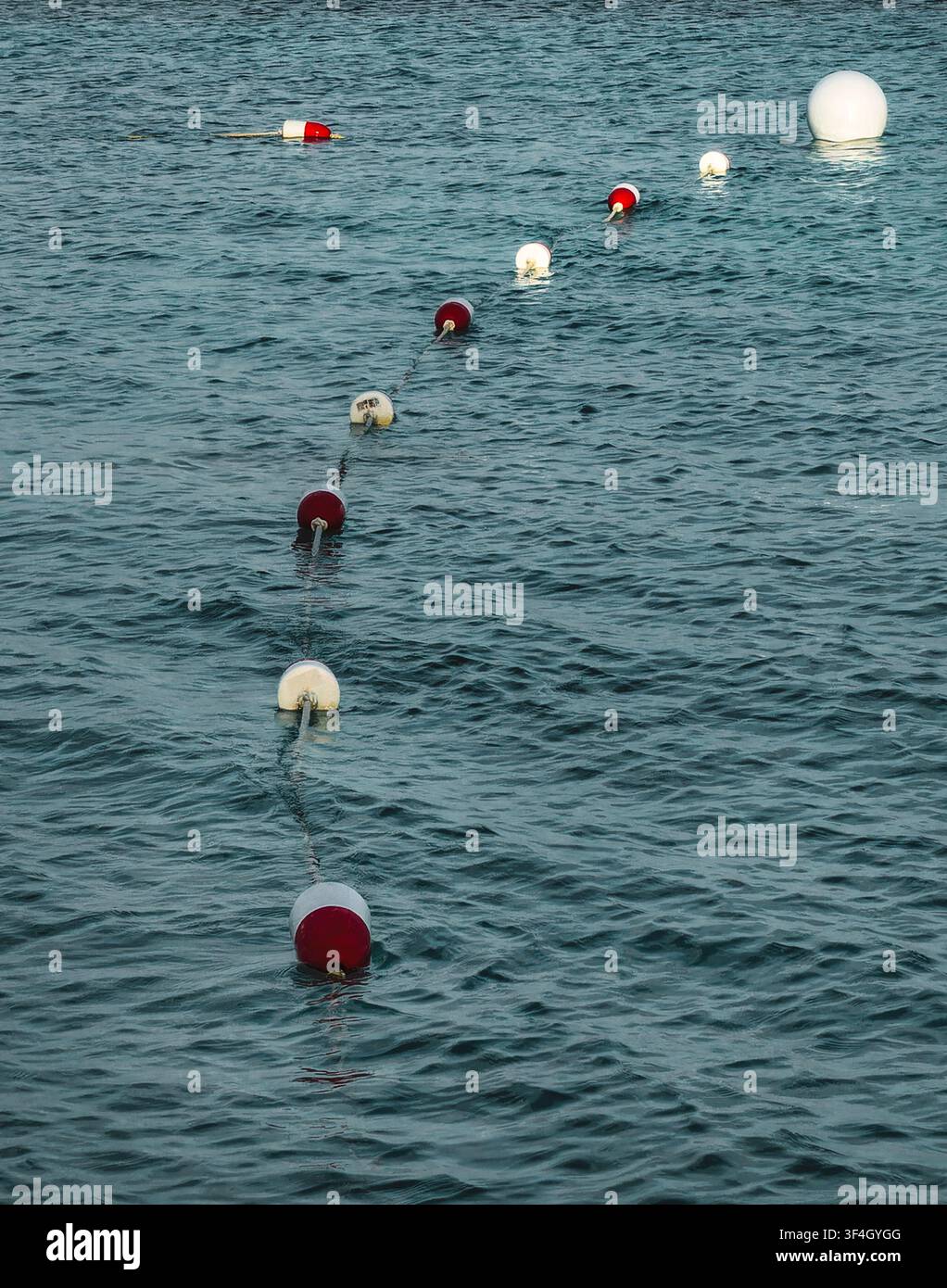 Una serie di boe collegate da una corda Foto Stock