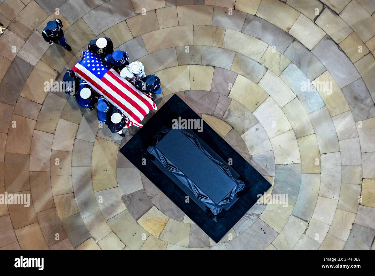 Una squadra di portatori di bare delle Forze Armate sposta la bara del defunto senatore Lindsey Graham (R-SC) per un tributo del Congresso nella Rotonda del Campidoglio degli Stati Uniti il 28 luglio 2026 a Washington, DC. Graham, eletto al Senato nel 2002, è deceduto improvvisamente l'11 luglio per una dissezione dell'aorta. Aveva 71 anni. Credit: Kenny Holston/Pool via CNP /MediaPunch Foto Stock