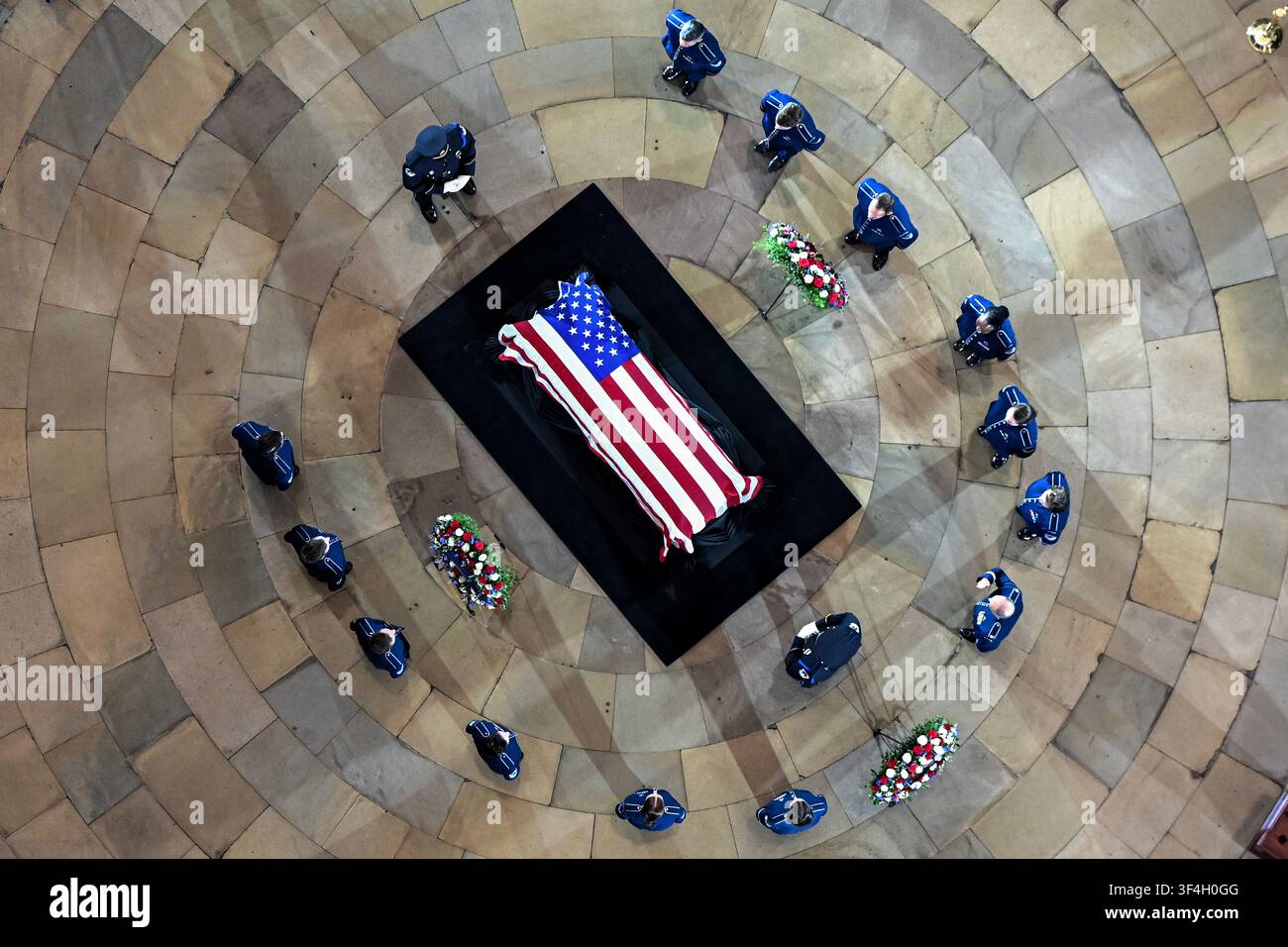 La bara di Lindsey Graham, senatore (R-SC) deceduto, è vista durante un tributo parlamentare a Graham nel Rotunda del Campidoglio degli Stati Uniti a Washington, DC, il 28 luglio 2026. Graham, eletto al Senato nel 2002, è morto improvvisamente l’11 luglio per una dissezione aortica. Aveva 71 anni. Credit: Kenny Holston/Pool via CNP /MediaPunch Foto Stock