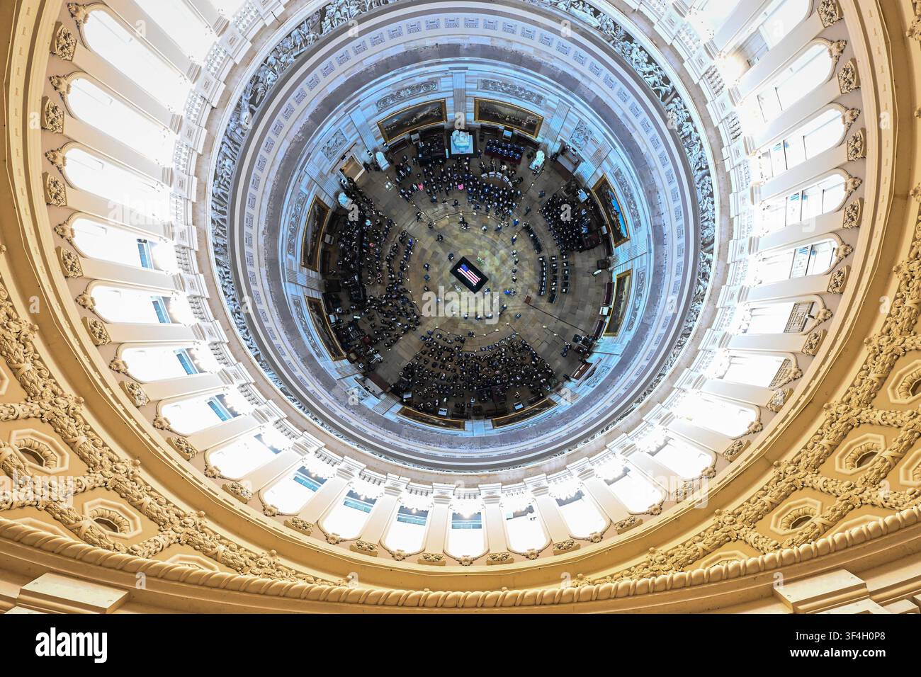 La bara di Lindsey Graham, senatore (R-SC) deceduto, è vista durante un tributo parlamentare a Graham nel Rotunda del Campidoglio degli Stati Uniti a Washington, DC, il 28 luglio 2026. Graham, eletto al Senato nel 2002, è morto improvvisamente l’11 luglio per una dissezione aortica. Aveva 71 anni. Credit: Kenny Holston/Pool via CNP /MediaPunch Foto Stock