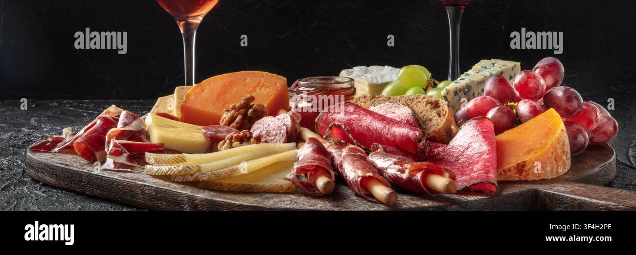 Antipasti o tapas panoramiche. Tagliere di salumi e formaggi. Gastronomia spagnola e italiana Foto Stock