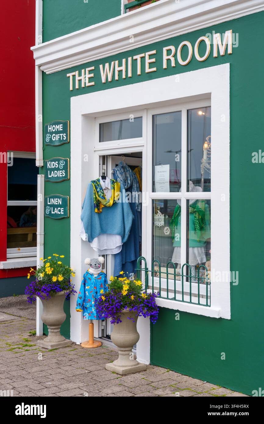 Vetrina colorata di The White Room, un negozio di lino irlandese, pizzo, abbigliamento e regali su Strand Street a Dingle, Contea di Kerry, Irlanda. Foto Stock