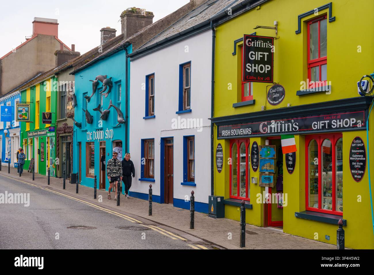 Negozio di regali colorato Griffin's Gift Shop e The Dolphin Shop su Strand Street, parte dello scenario distintivo del lungomare di Dingle, Contea di Kerry, Irlanda. Foto Stock