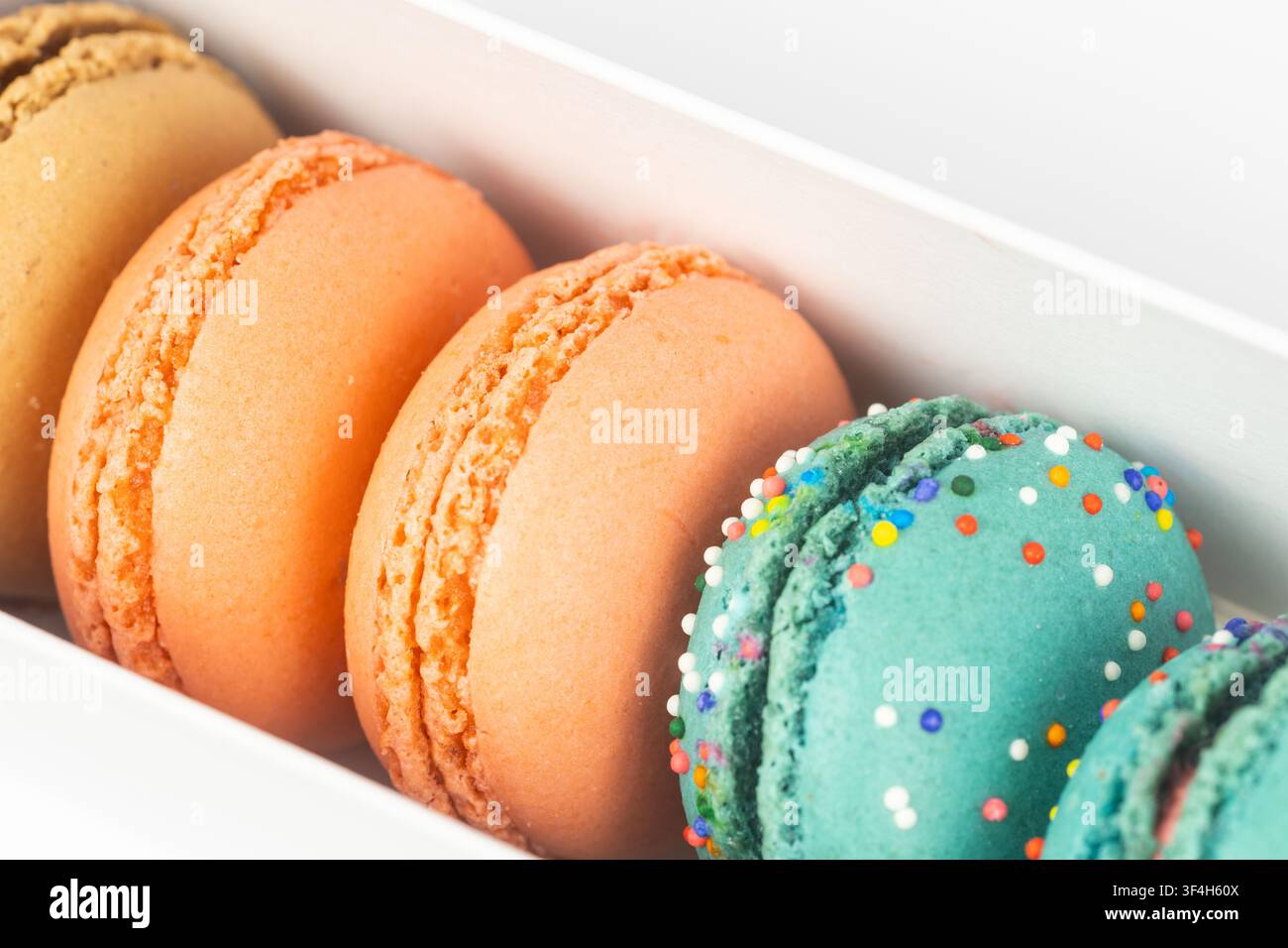 Primo piano di macaron colorati in una scatola regalo Foto Stock
