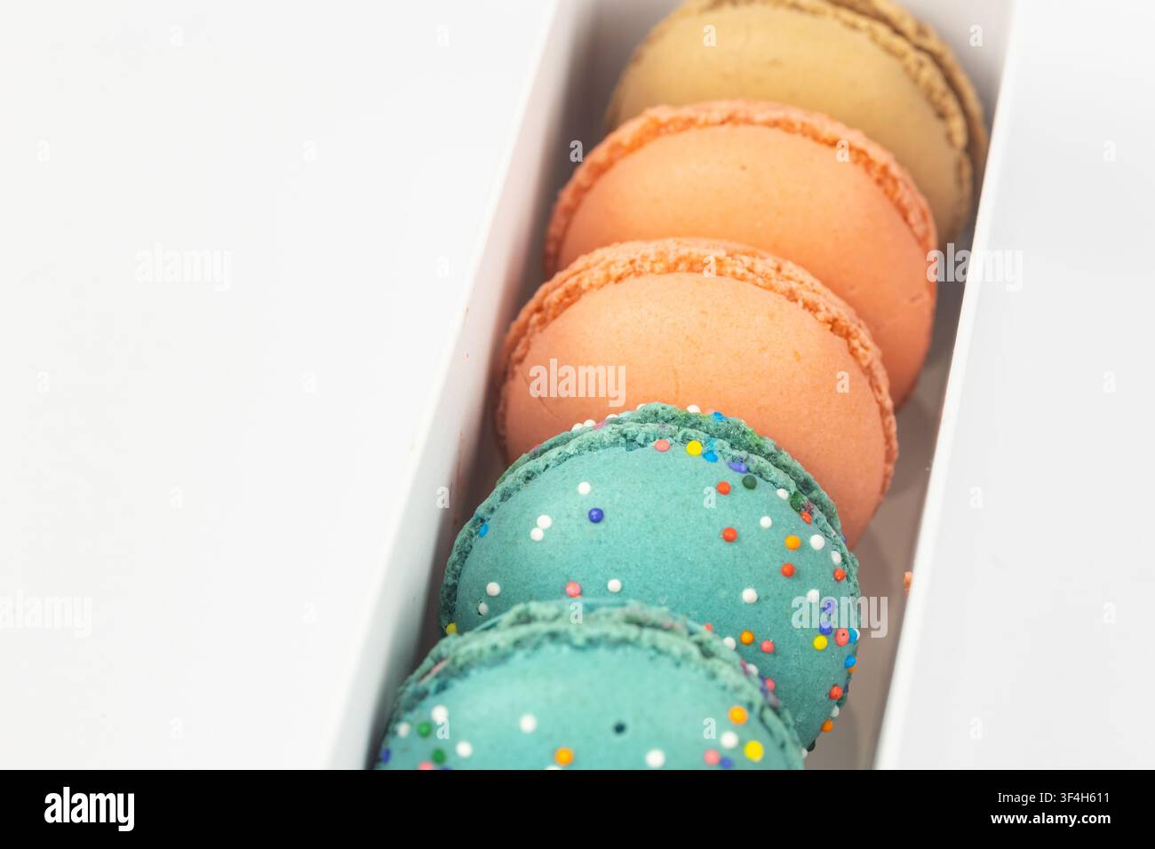 Primo piano di macaron colorati in una scatola regalo Foto Stock