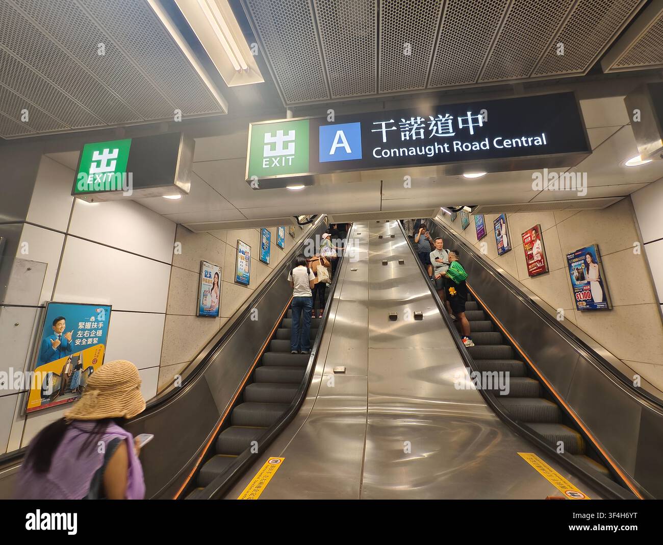Scale mobili nella stazione centrale MTR di Hong Kong, importante snodo che collega la Island Line e la Tsuen Wan Line. L'uscita A fornisce accesso a Connaught Road Central Foto Stock