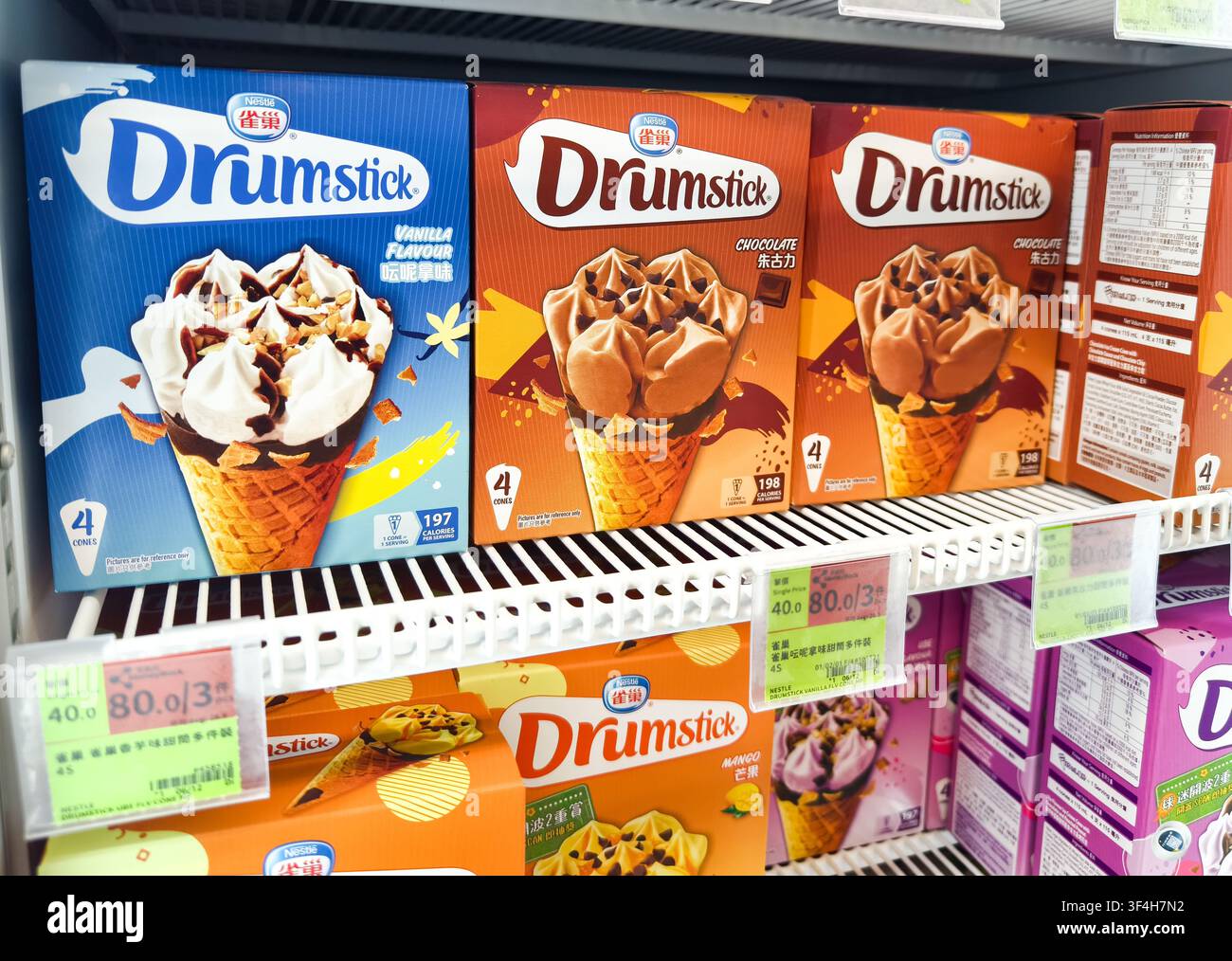 Multipack di gelato Nestle Drumstick in un congelatore di supermercato, Hong Kong Foto Stock