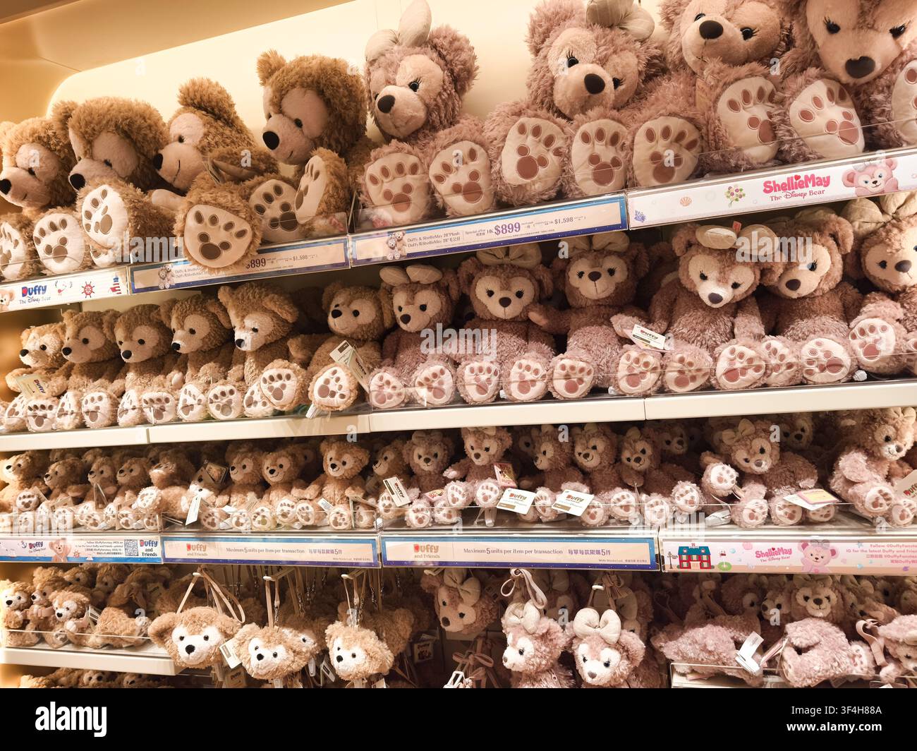 Duffy l'orso Disney e peluche ShellieMay, negozio Disney dell'aeroporto di Hong Kong Foto Stock