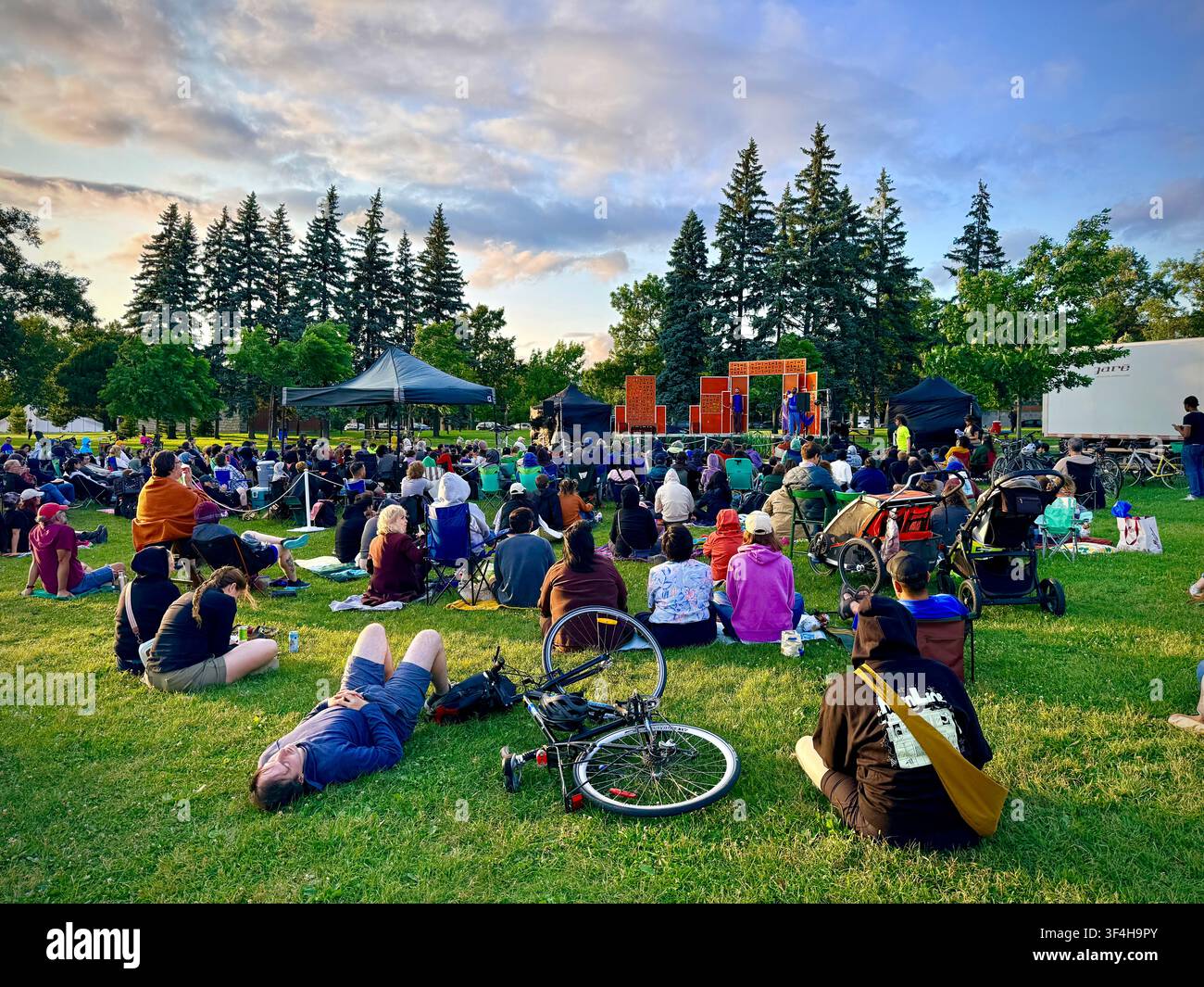 I membri del pubblico si radunano sull'erba per uno spettacolo all'aperto di Shakespeare nel parco al Jarry Park nel quartiere Villeray di Montreal, Canada Foto Stock