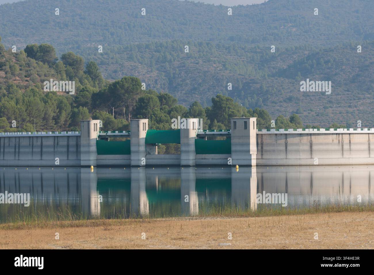 Muro del diga idraulico e superficie dell'acqua per le risorse antincendio, Beniarres, Spagna Foto Stock
