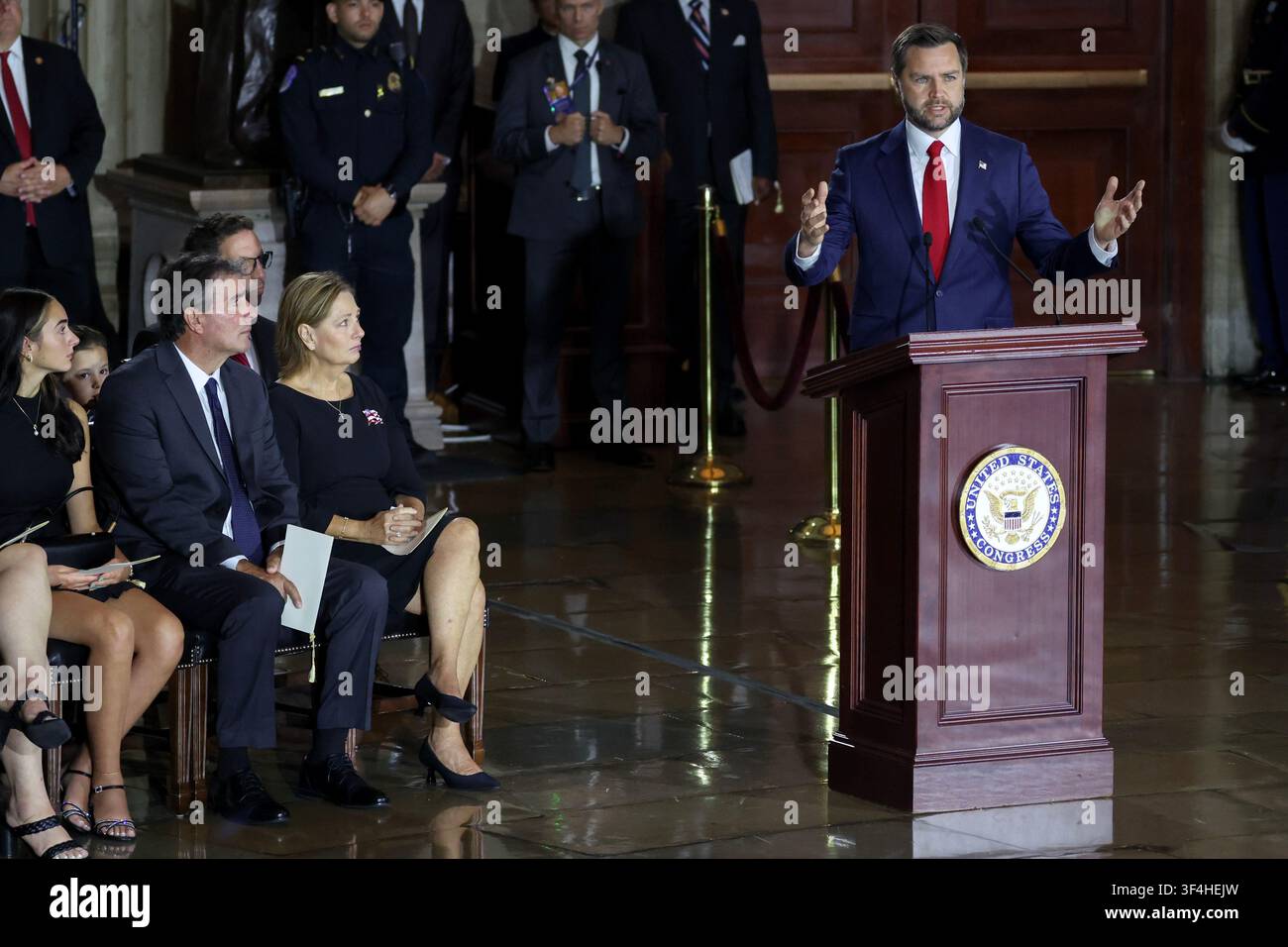 WASHINGTON, DC - 28 LUGLIO: Il vicepresidente degli Stati Uniti JD Vance parla durante un tributo commemorativo per il defunto senatore degli Stati Uniti Lindsey Graham (R-SC) nel Rotunda del Campidoglio degli Stati Uniti il 28 luglio 2026 a Washington, DC. Graham, eletto al Senato nel 2002, è morto improvvisamente l'11 luglio per una dissezione aortica. Aveva 71 anni. Credit: CNP / AdMedia Foto Stock
