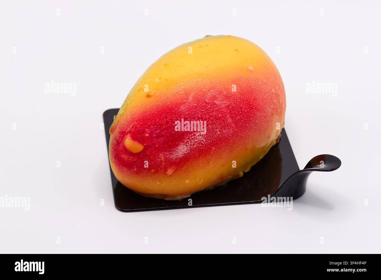 Dessert trompe l'œil realistico a forma di mango isolato su sfondo bianco. Foto Stock