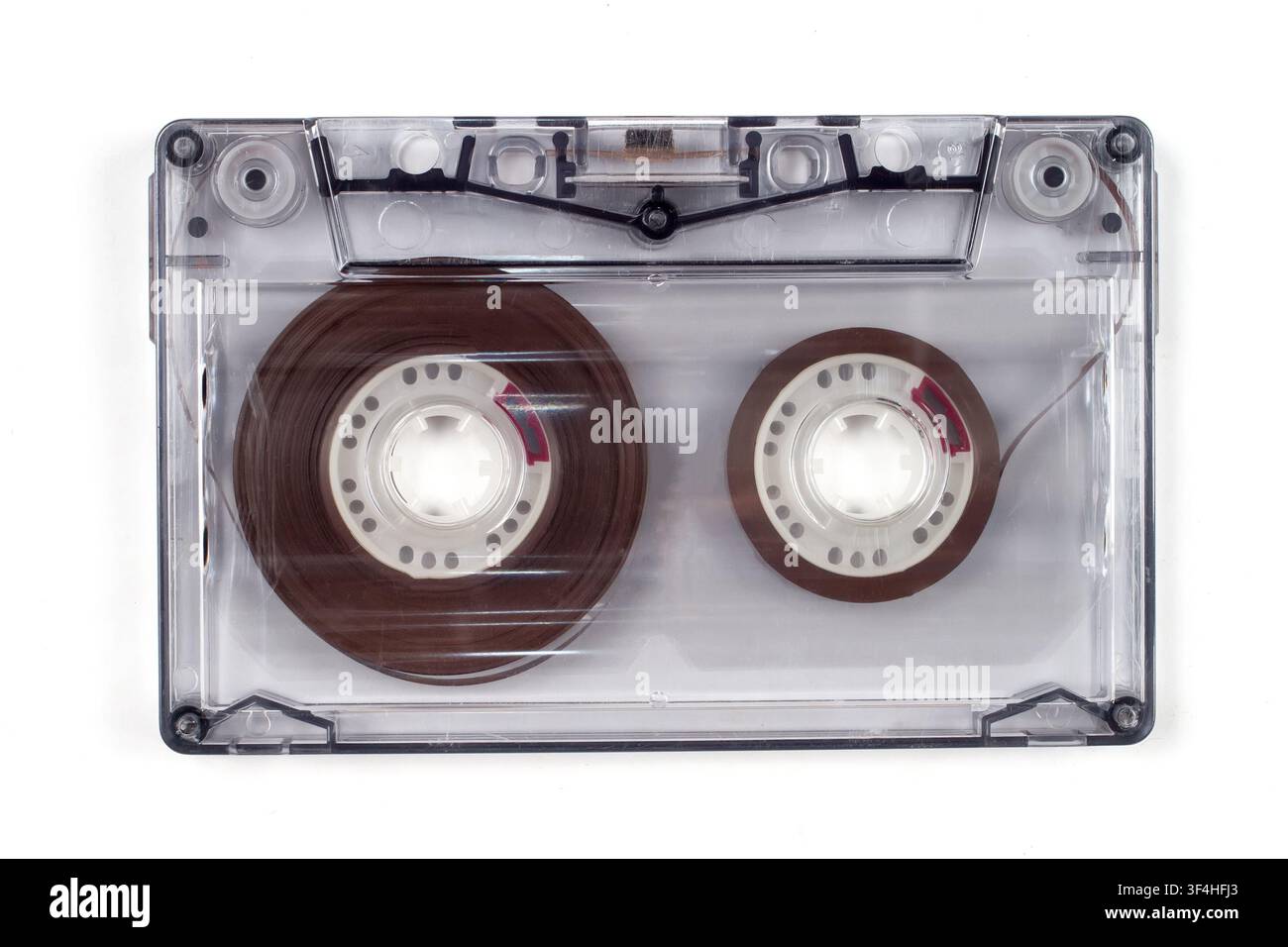 Primo piano di una cassetta audio su sfondo bianco. Cassetta a nastro magnetico per la registrazione e la riproduzione di suoni. Foto Stock