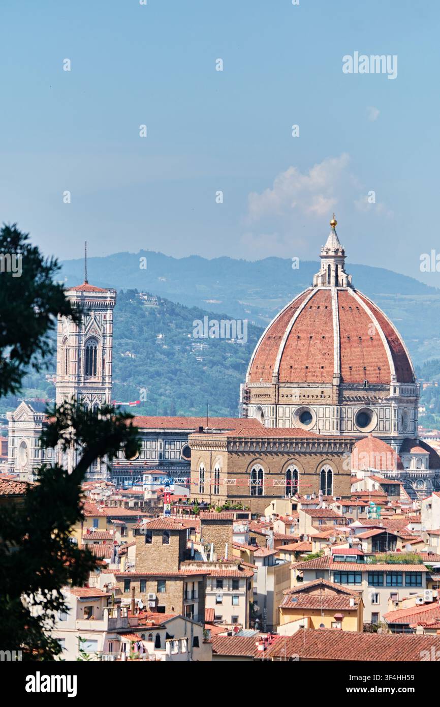 Firenze, Italia - Maggio 2026: Vista verticale della cupola della cattedrale del Duomo e del campanile di Giotto sopra i tetti della città Foto Stock