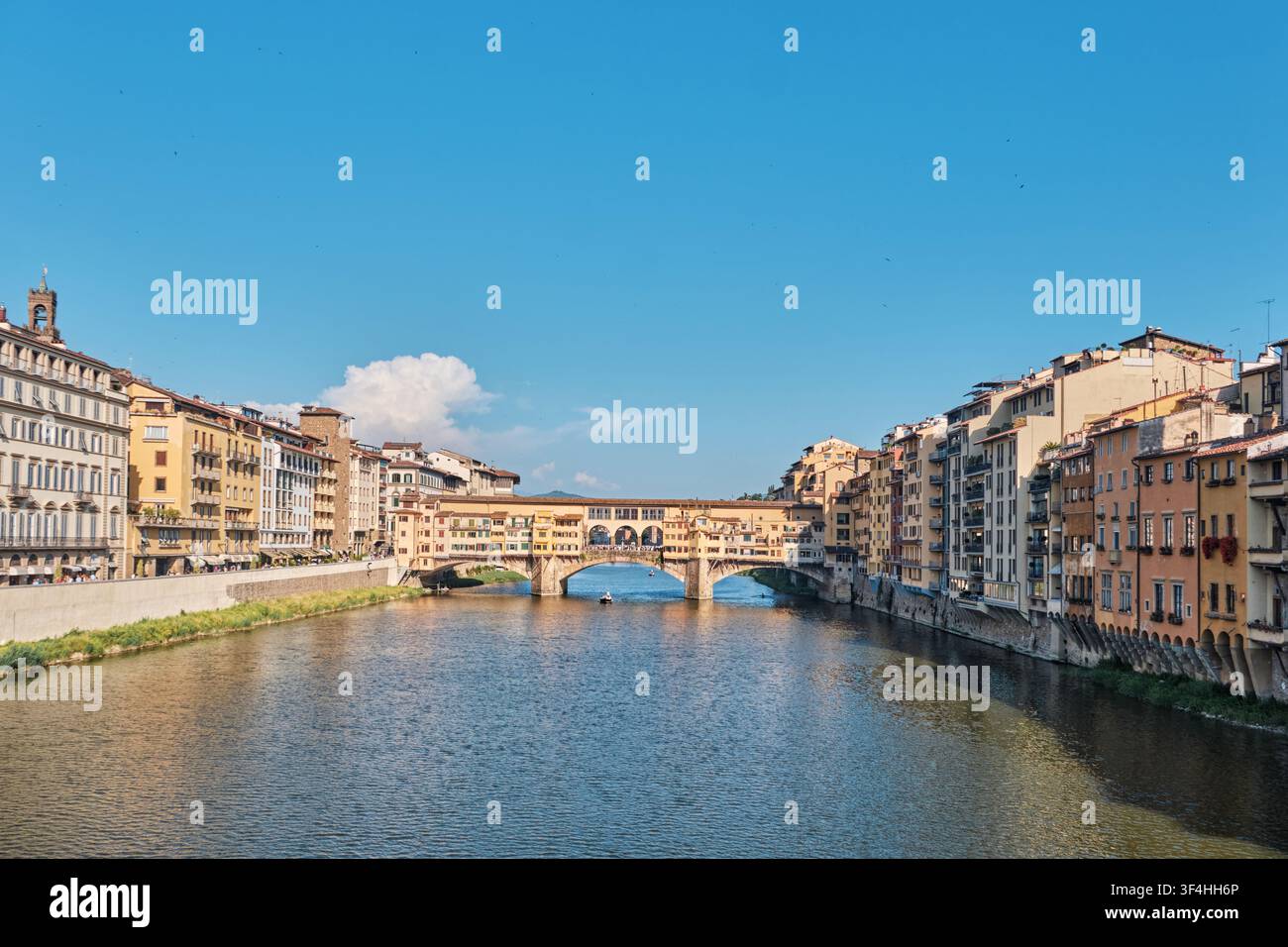 Firenze, Italia - Maggio 2026: Vista verticale del Ponte Vecchio con barca sull’Arno Foto Stock