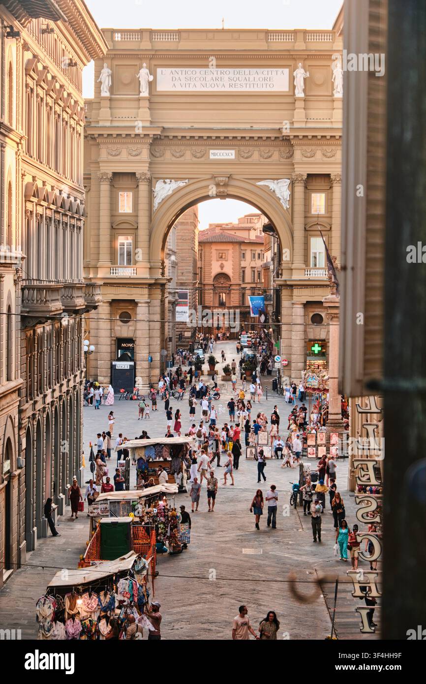 Firenze, Italia – Maggio 2026: Vista verticale ad alta angolazione di Piazza della Repubblica con arco trionfale e mercato di strada Foto Stock