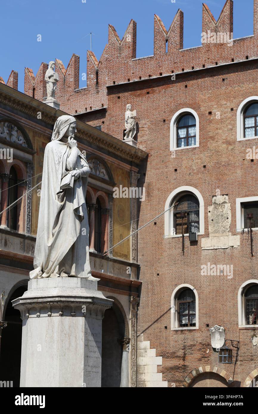 Dante Alighieri (1265-1321) poeta italiano. Statua di Ugo Zannoni. 1865. Piazza dei Signori. Verona. Italia. Foto Stock
