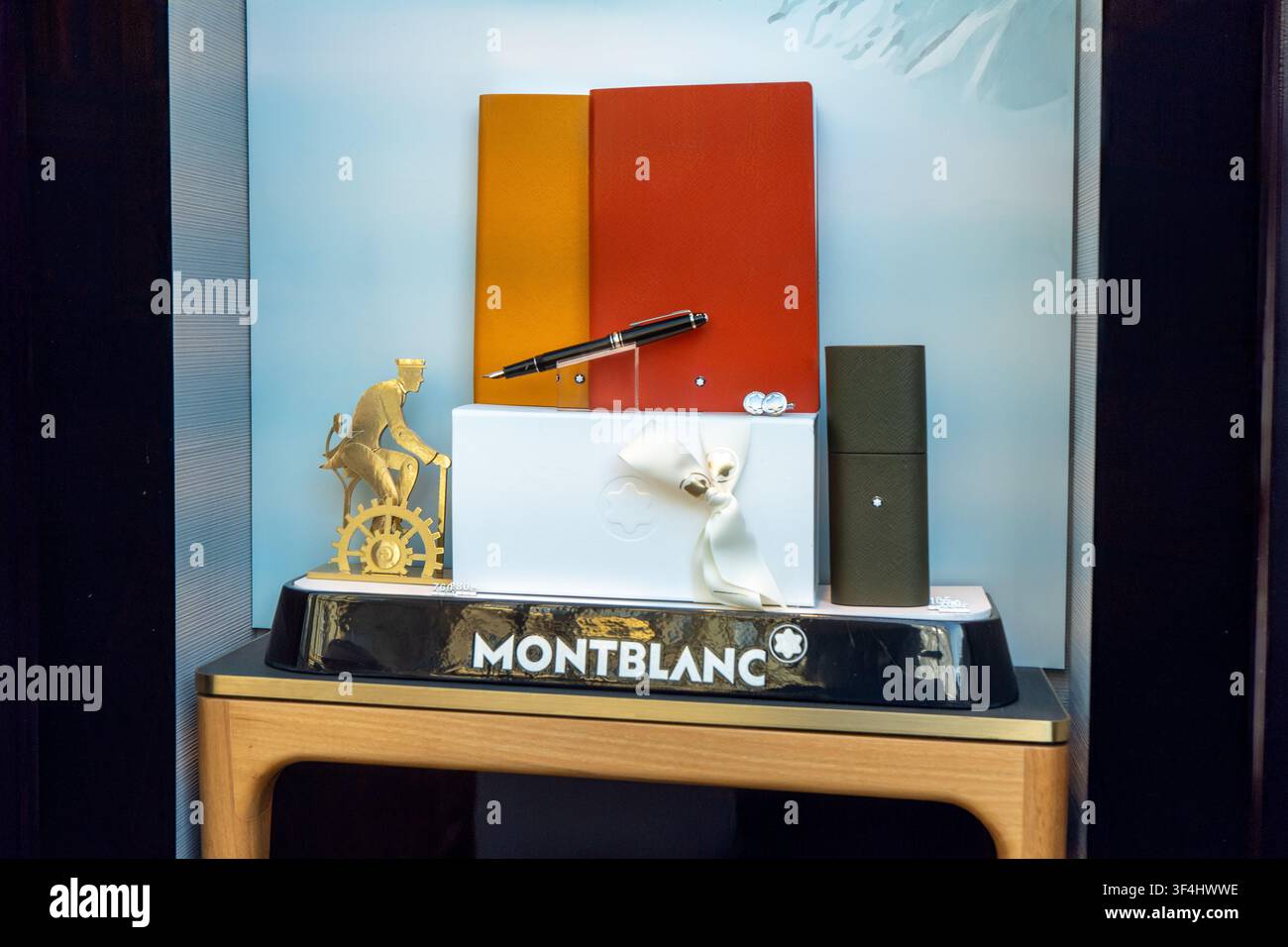 Esposizione di quaderni di pelle e scatole regalo Montblanc Luxury Fountain Pen nella vetrina di un negozio. Vienna, Austria - 21 giugno 2026 Foto Stock