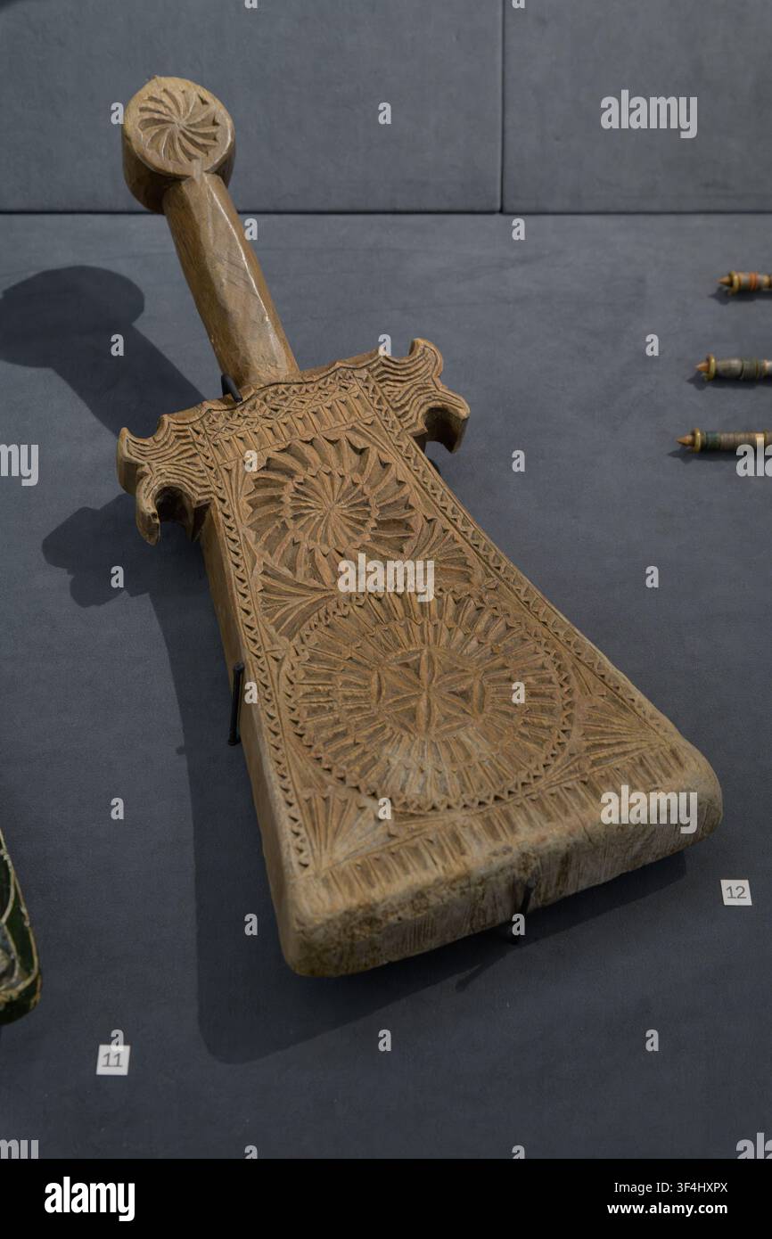 Lama di fuso in legno intagliato a mano russo tradizionale, collezione Shabelsky Foto Stock