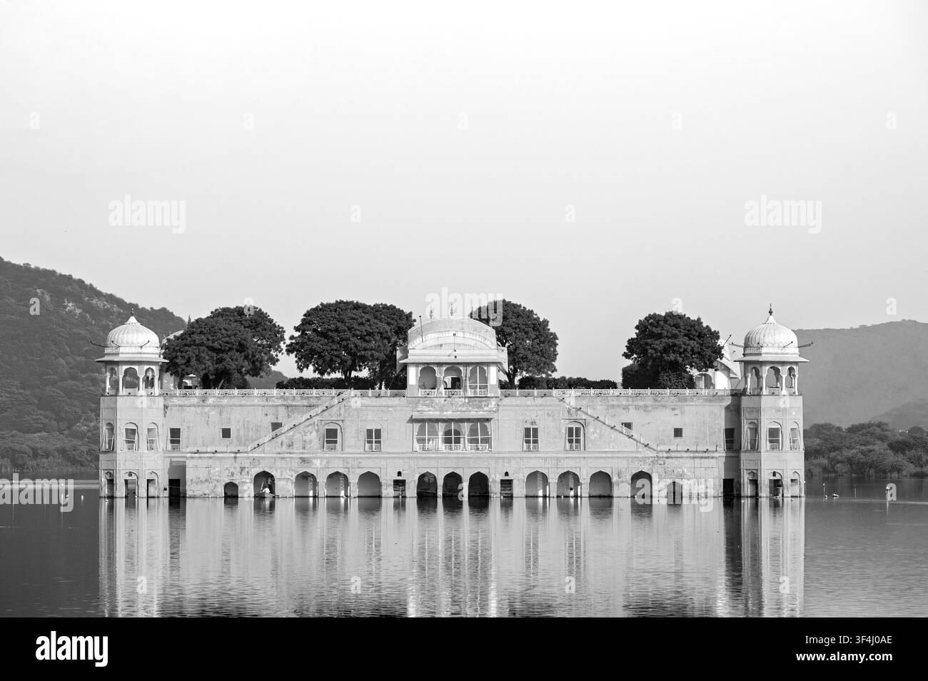 Fotografia in bianco e nero del Jal Mahal riflesso nel lago Man Sagar, Jaipur, Rajasthan, India Foto Stock