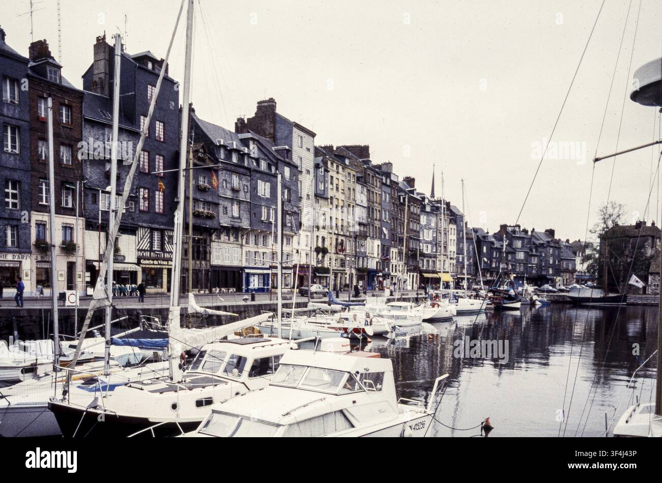 Marina storica di Honfleur con vecchie case e barche a vela, Honfleur, Calvados, Francia Foto Stock