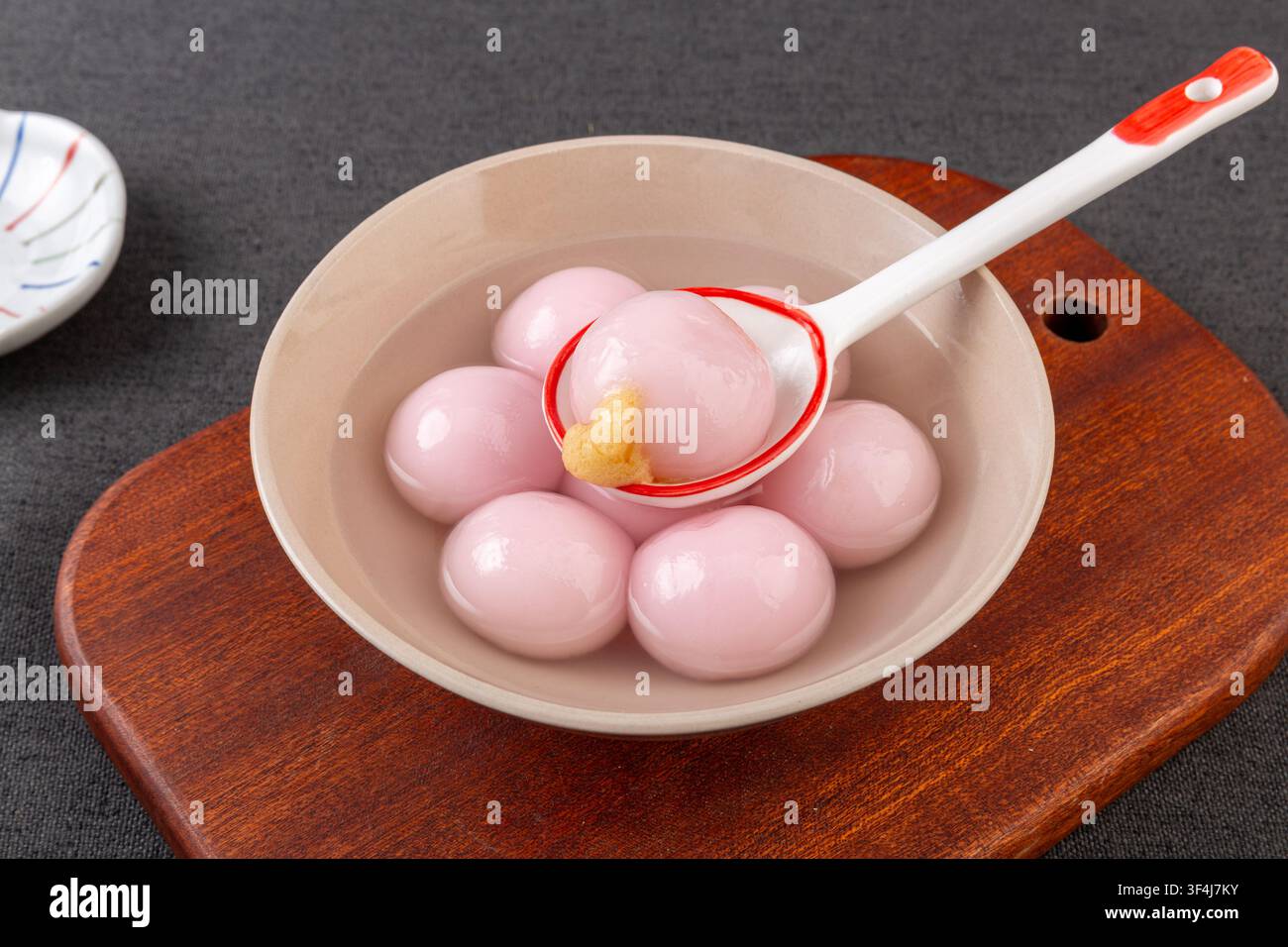 Dessert di palline di riso glutinoso al tè Oolong alla pesca bianca Foto Stock