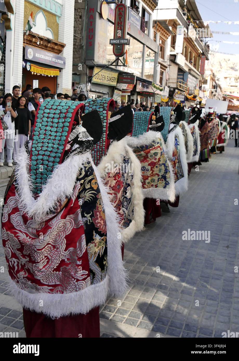 Leh, Ladakh, India: Costumi tradizionali femminili Ladakhi con copricapi Perak turchesi durante il festival. Foto Stock