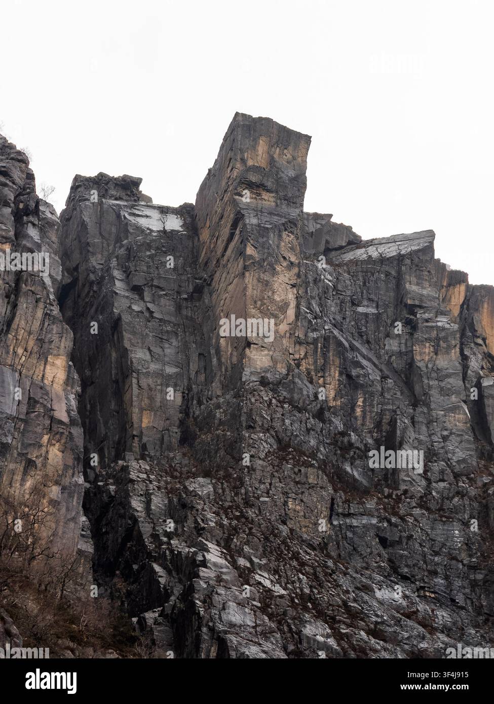 Fales di Preikestolen in Norvegia – Formazione rocciosa drammatica in granito e paesaggio nordico Foto Stock