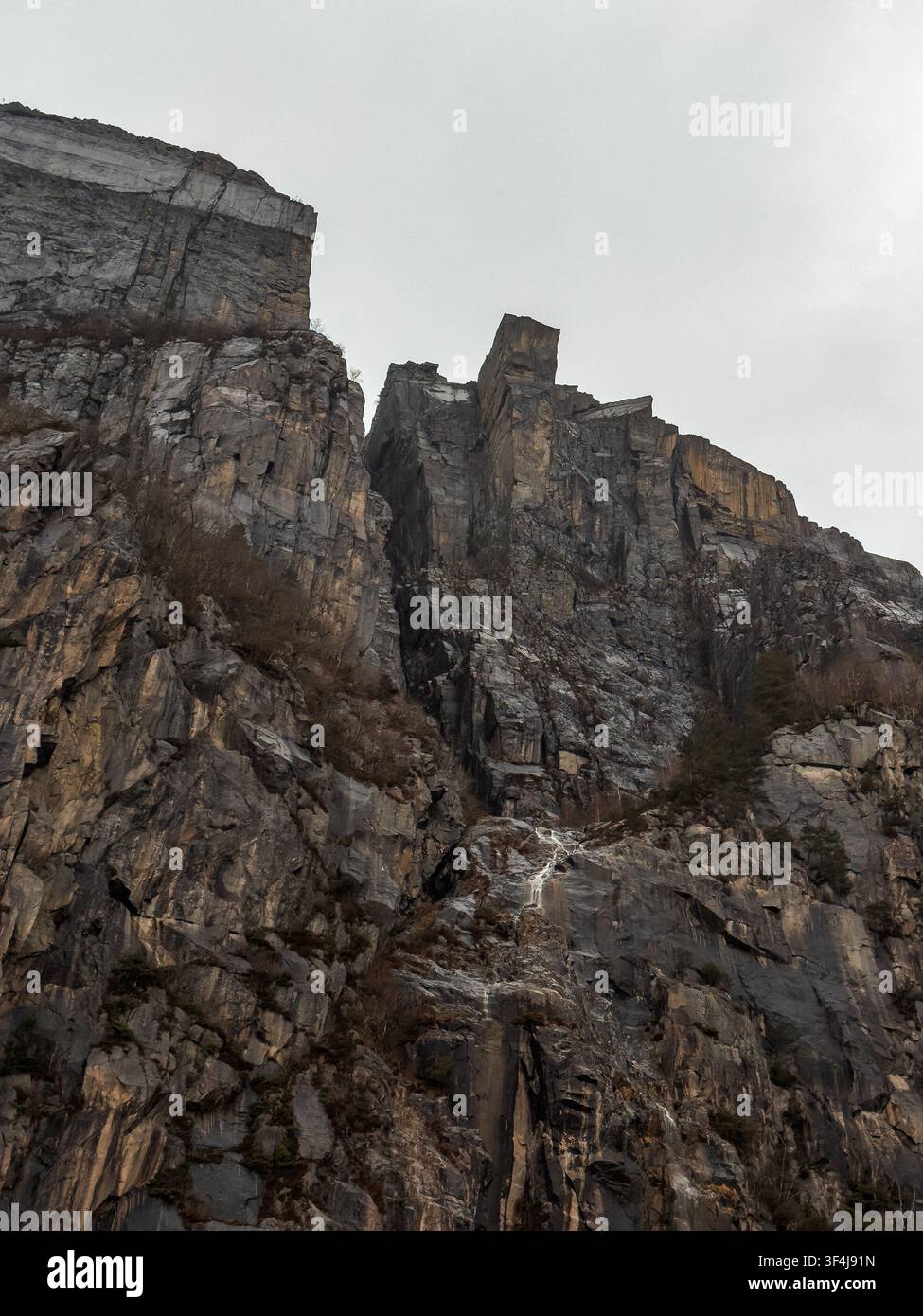 Fales di Preikestolen in Norvegia – Formazione rocciosa drammatica in granito e paesaggio nordico Foto Stock