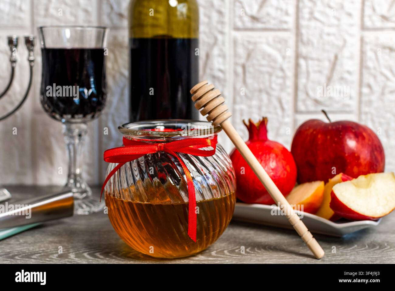Tavolo con miele, mele, melagrane e vino per la celebrazione del nuovo anno ebraico Foto Stock