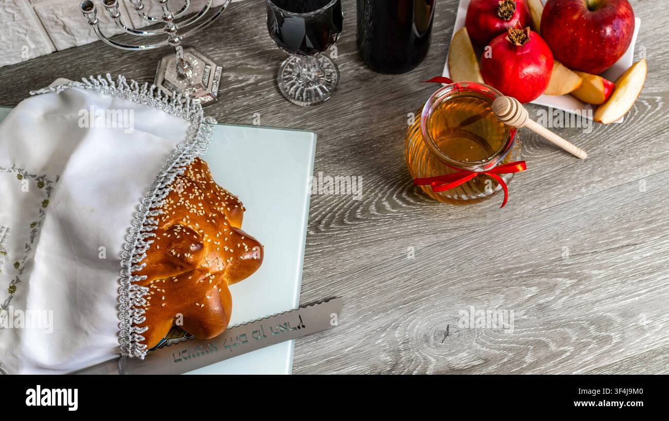 Festa ebraica del nuovo anno con cibi tradizionali, una menorah e vino Foto Stock