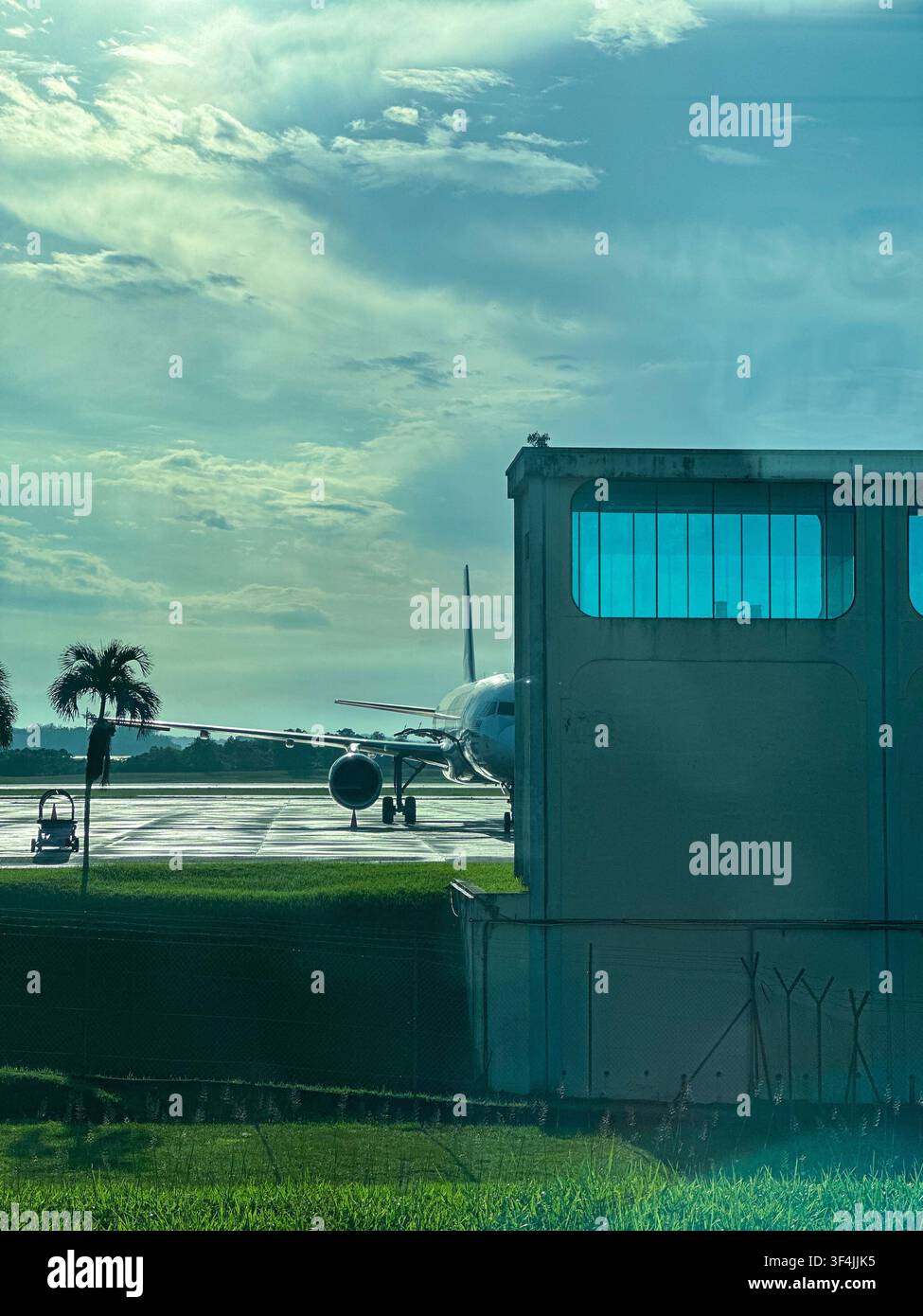 Aereo parcheggiato sulla pista dell'aeroporto internazionale di Senai a Johor, in Malesia. - Immagine stock catturata con smartphone