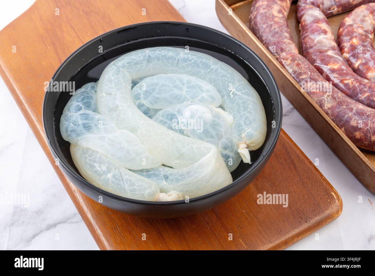 Involucri di salsiccia salati naturali pelle di intestino di maiale essiccata ingrediente alimentare Foto Stock