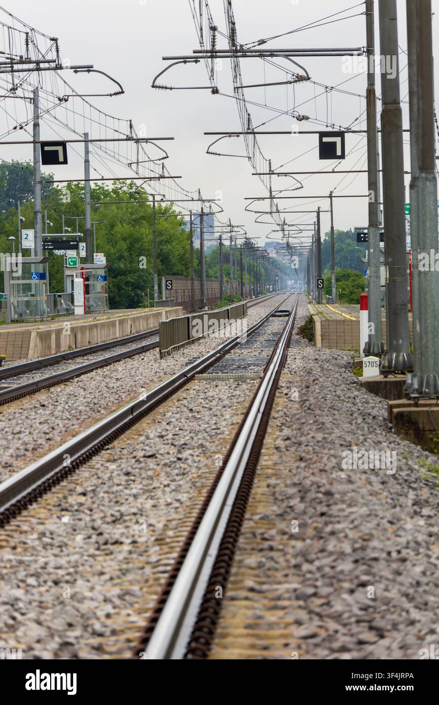Ljubiana, Slovenia, 01 giugno 2026: binari ferroviari e linee elettriche aeree in una stazione ferroviaria di Lubiana, Slovenia. Foto Stock