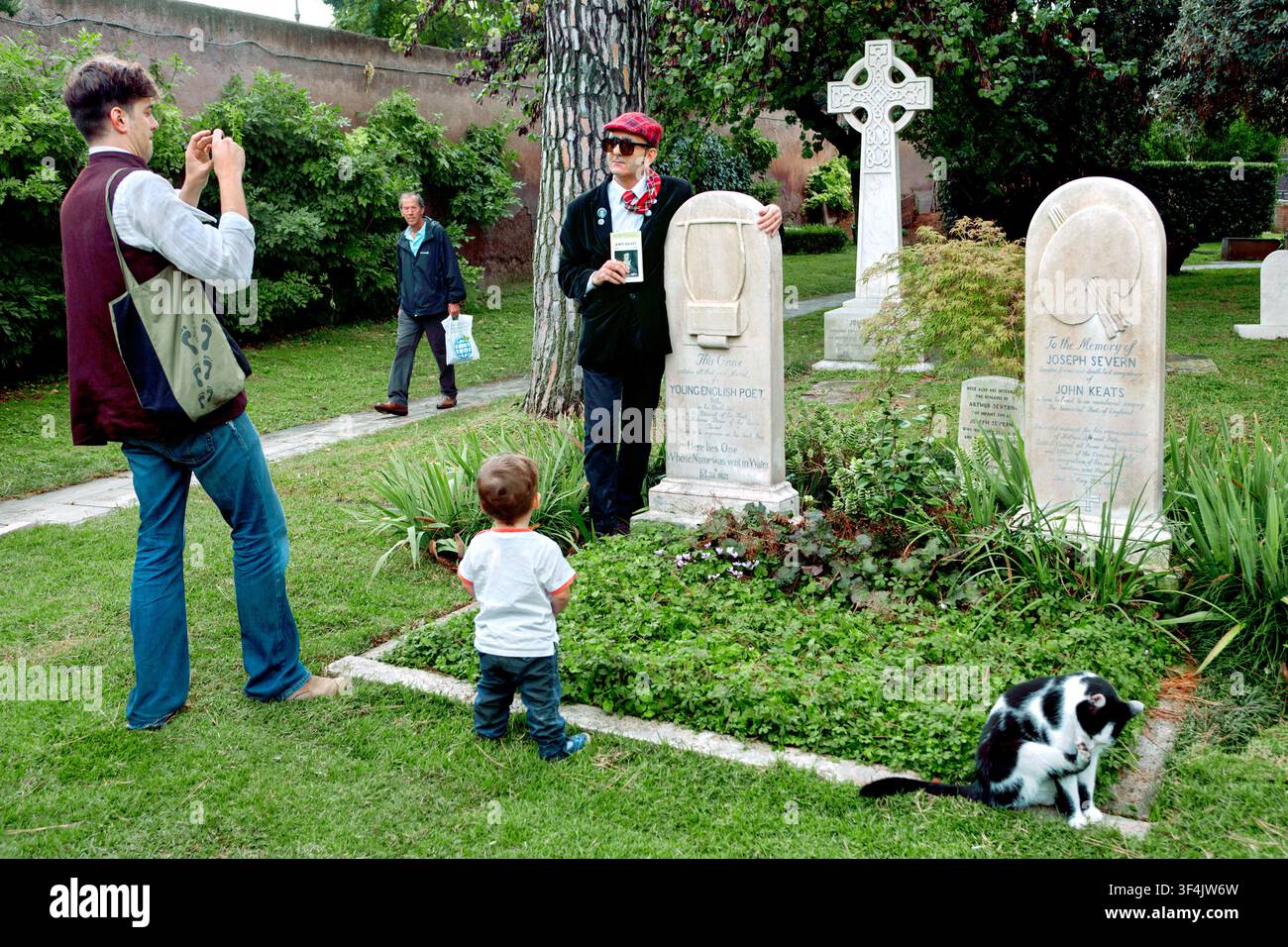 Un fan che posa accanto alla lapide del poeta John Keats (e Joseph Severn), Cimitero Acattolico, Testaccio, Roma, Italia, Europa Foto Stock
