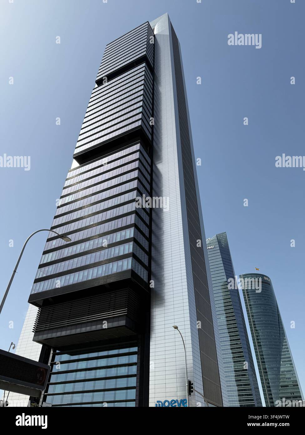 Grattacielo Torre Moeve con la Torre de Cristal e la Torre Emperador Castellana sullo sfondo a Madrid, Spagna - Immagine stock catturata con smartphone