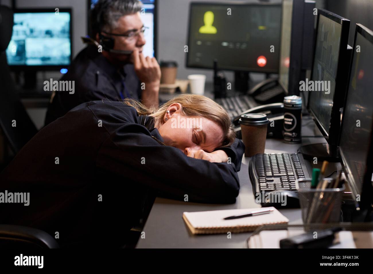 Donna che dorme al lavoro durante il burnout del turno di notte Foto Stock